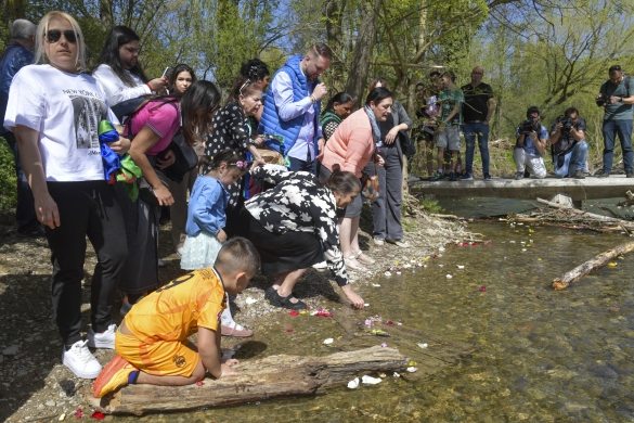 Apirilaren 8an egiten duten ibaiko zeremonia tradizionala egin zuten Arga ibaian. IDOIA ZABALETA / FOKU