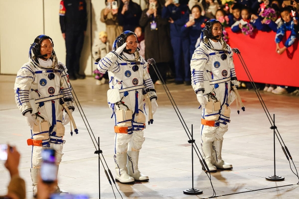 Txinako Shenzhou-21 misioko astronautak: Zhang Hongzhang, Zhang Lu eta Wu Fei. EFE Txinako Shenzhou-21 misioko astronautak: Zhang Hongzhang, Zhang Lu eta Wu Fei. EFE