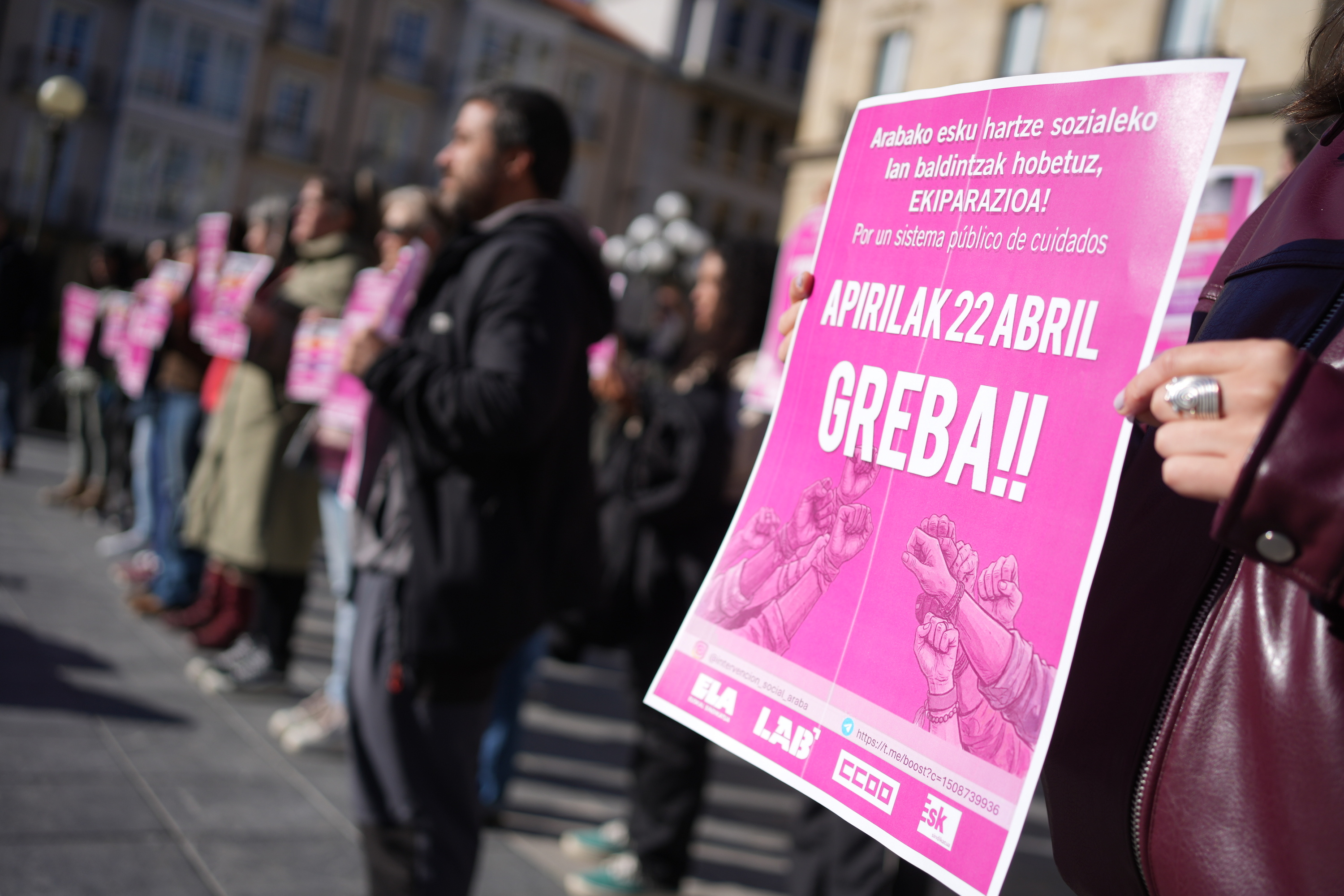 Apirilaren 22rako grebara dei egiten duten afixak, gaurko agerraldian. ARITZ LOIOLA / FOKU