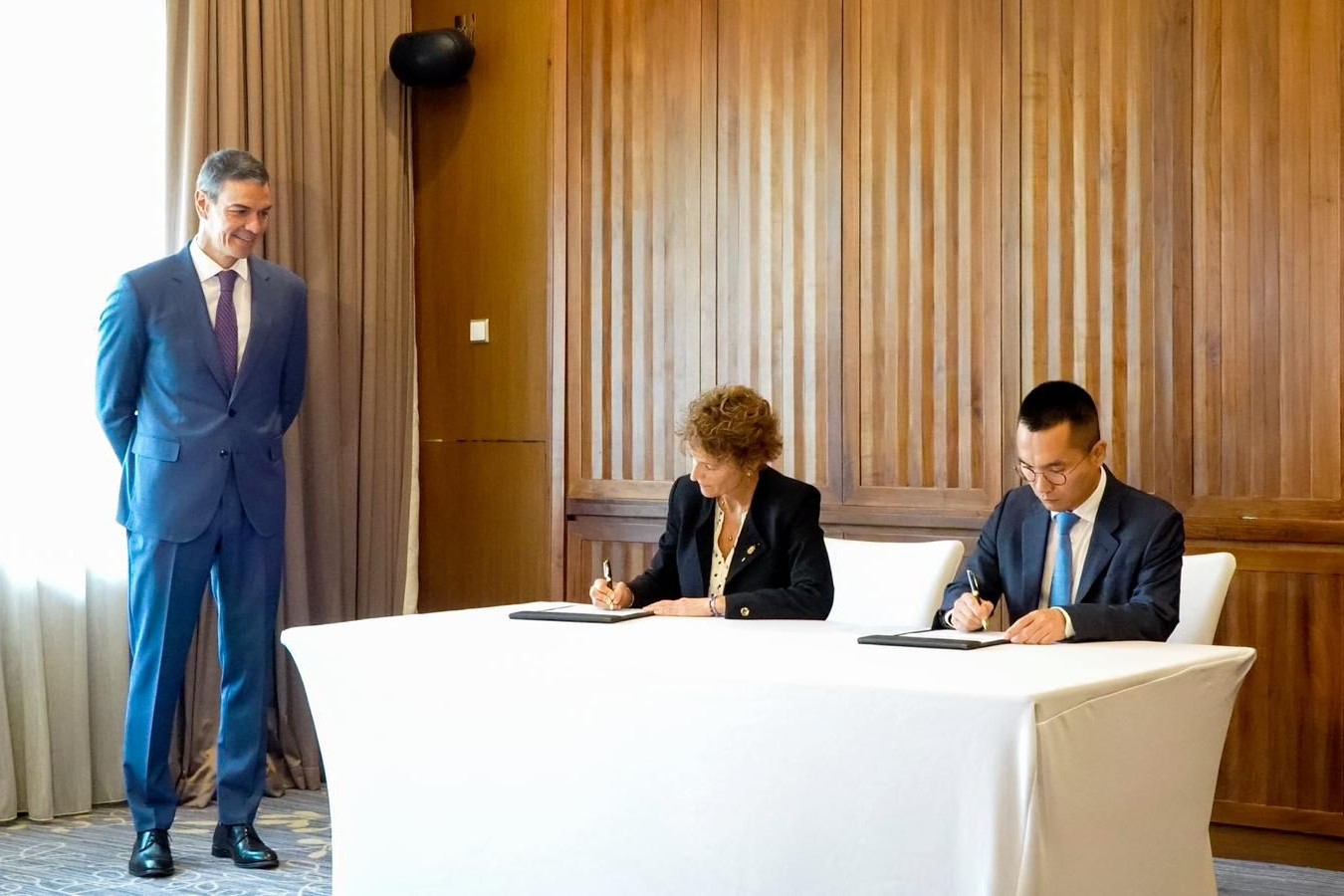 Pedro Sanchez Espainiako gobernuburua, Maria Txibite Nafarroako lehendakaria eta Jeff Wu Hithiumeko presidentea. NAFARROAKO GOBERNUA