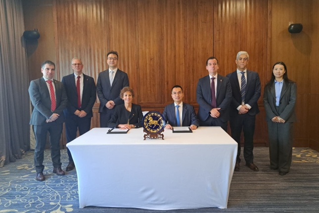 Nafarroako Gobernuko eta Hithium enpresako ordezkariak, akordioa sinatu ondotik. NAFARROAKO GOBERNUAK UTZITAKO ARGAZKIA Nafarroako Gobernuko eta Hithium enpresako ordezkariak, akordioa sinatu ondotik. NAFARROAKO GOBERNUAK UTZITAKO ARGAZKIA