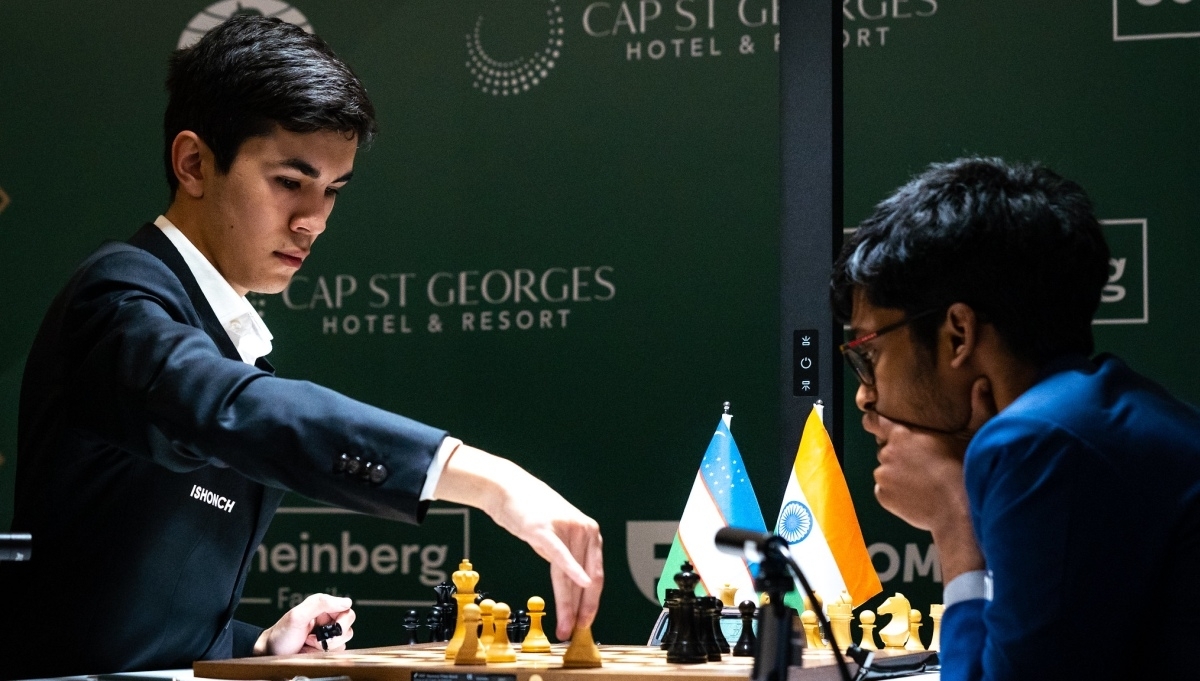 Javokhir Sindarov pieza bat mugitzen, partidetako batean. FIDE