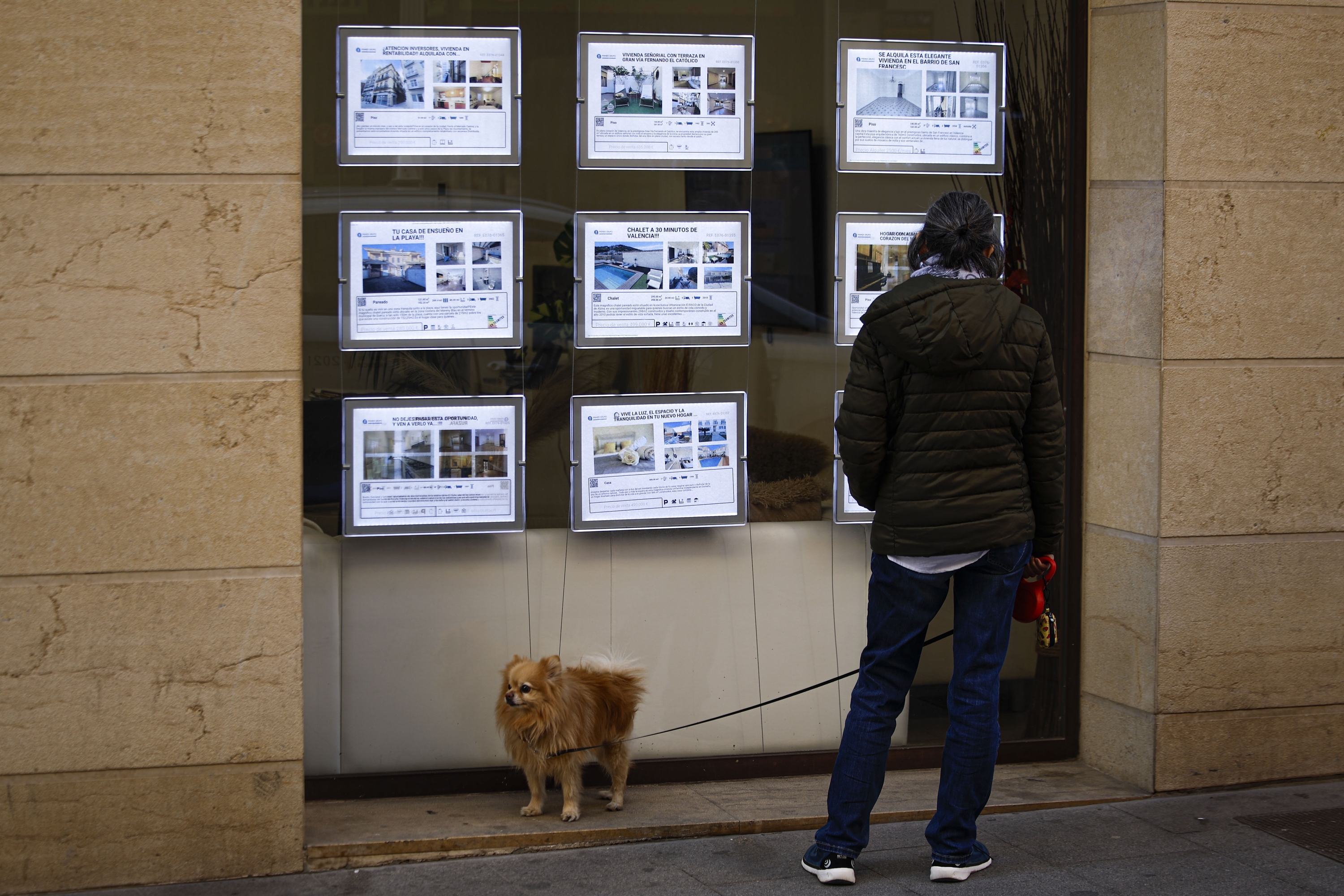 Gizon bat higiezinen agentzia bati begira. BIEL ALIÑO / EFE