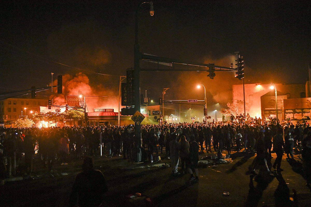 Manifestariek su eman diote Minneapolisko polizia etxeari. CRAIG LASSI, EFE