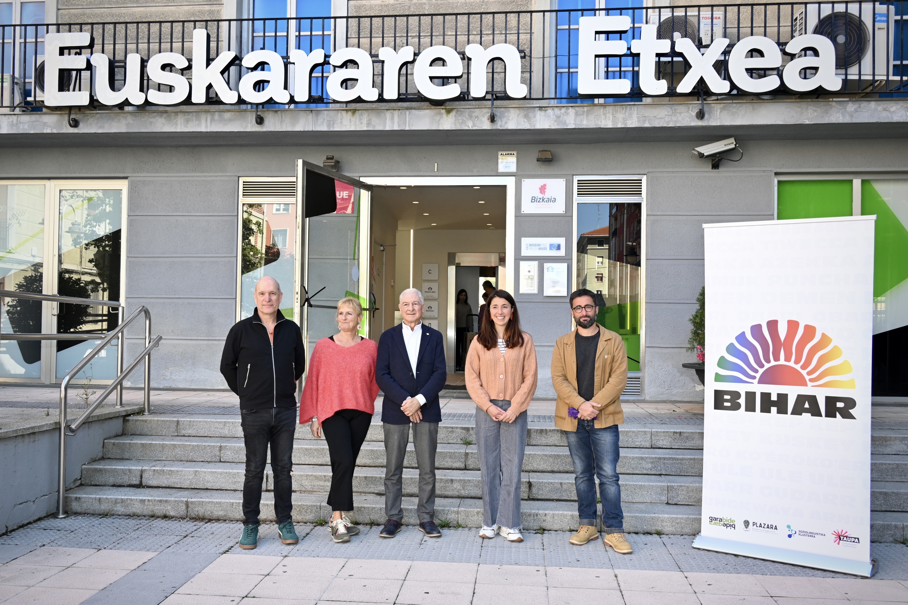 Imanol Larrea, Josune Mendizabal, Iñaki Martinez de Luna, Gorane Ayesta eta Eneko Gorri 'Bihar' egitasmoaren aurkezpenean, Bilboko Euskararen Etxean. MIKEL MARTINEZ DE TRESPUENTES
