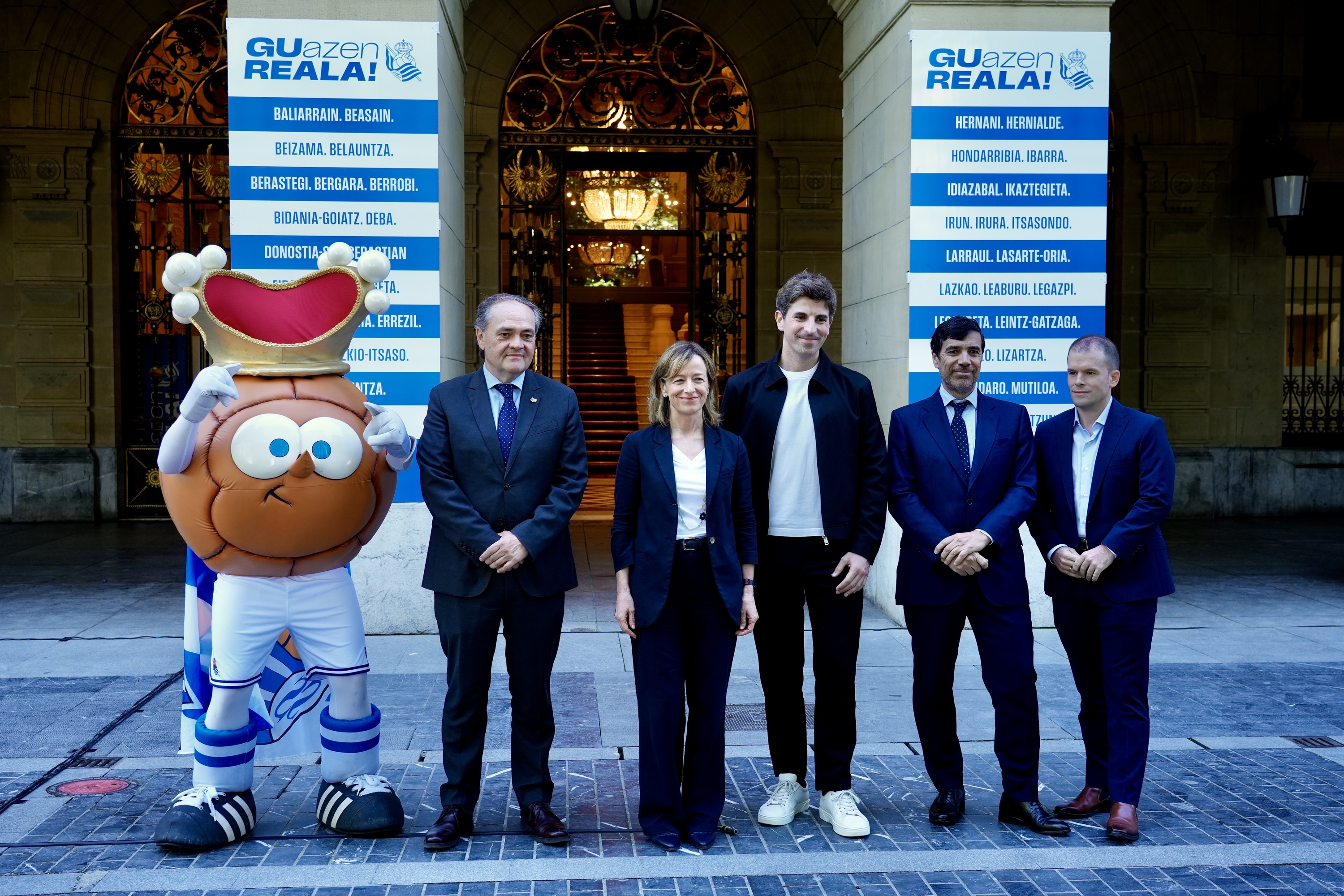 Txurdin, Jokin Aperribai, Eider Mendoza, Jon Insausti, Anton Arriola eta Joseba Urkiola, Donostiako zaleen gunearen aurkezpenean. ANDONI CANELLADA / FOKU