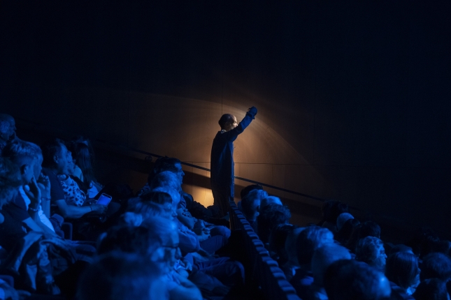 Kukai dantza taldeko kide bat, argiarekin kantuan, oholtzara igo aurretik. IÑIGO URIZ / FOKU Kukai dantza taldeko kide bat, argiarekin kantuan, oholtzara igo aurretik. IÑIGO URIZ / FOKU