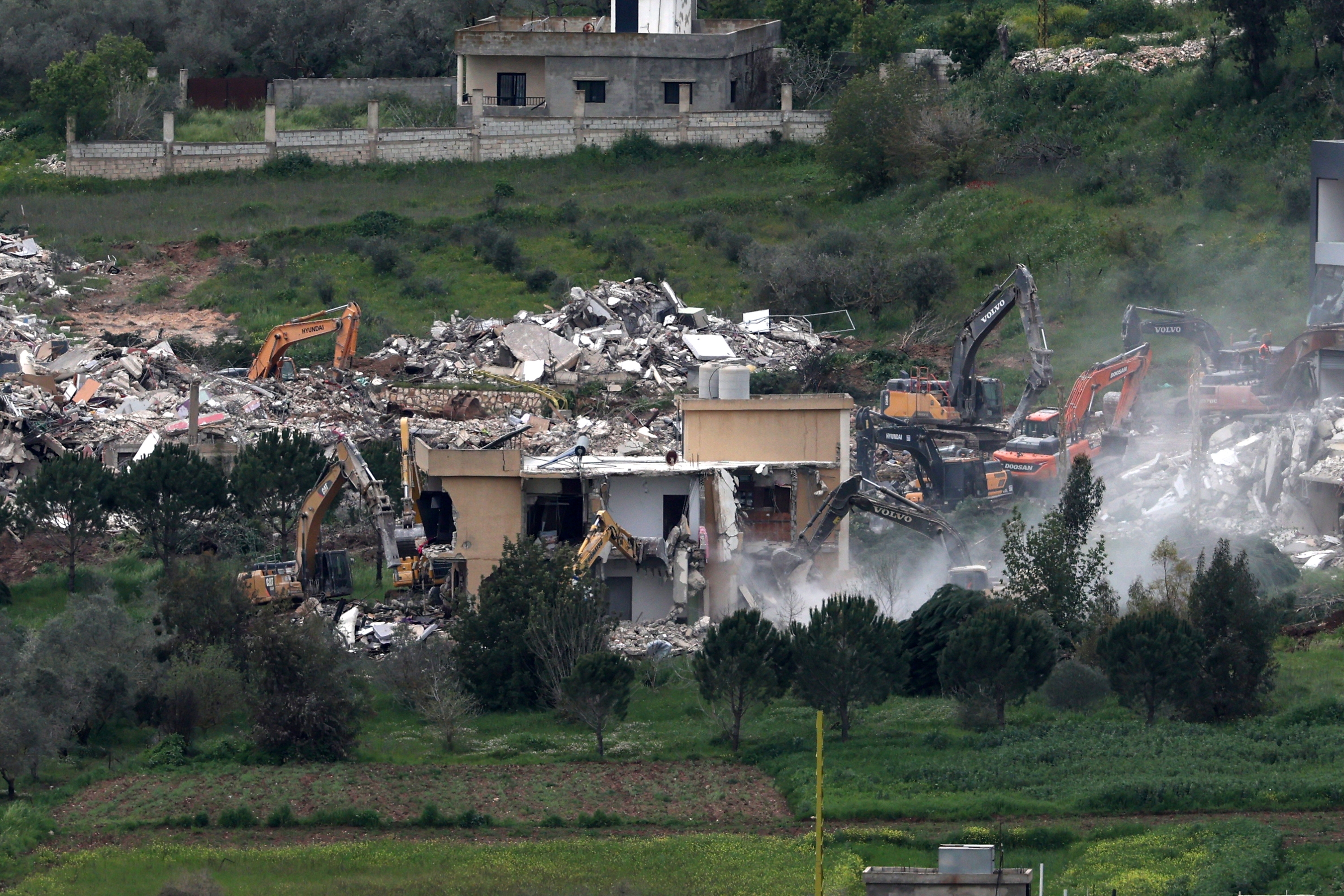 Israelgo hondeamakinak eraikin batzuk suntsitzen, atzo, Mais al-Jabal herrian, Libano hegoaldean. ATEF SAFADI / EFE