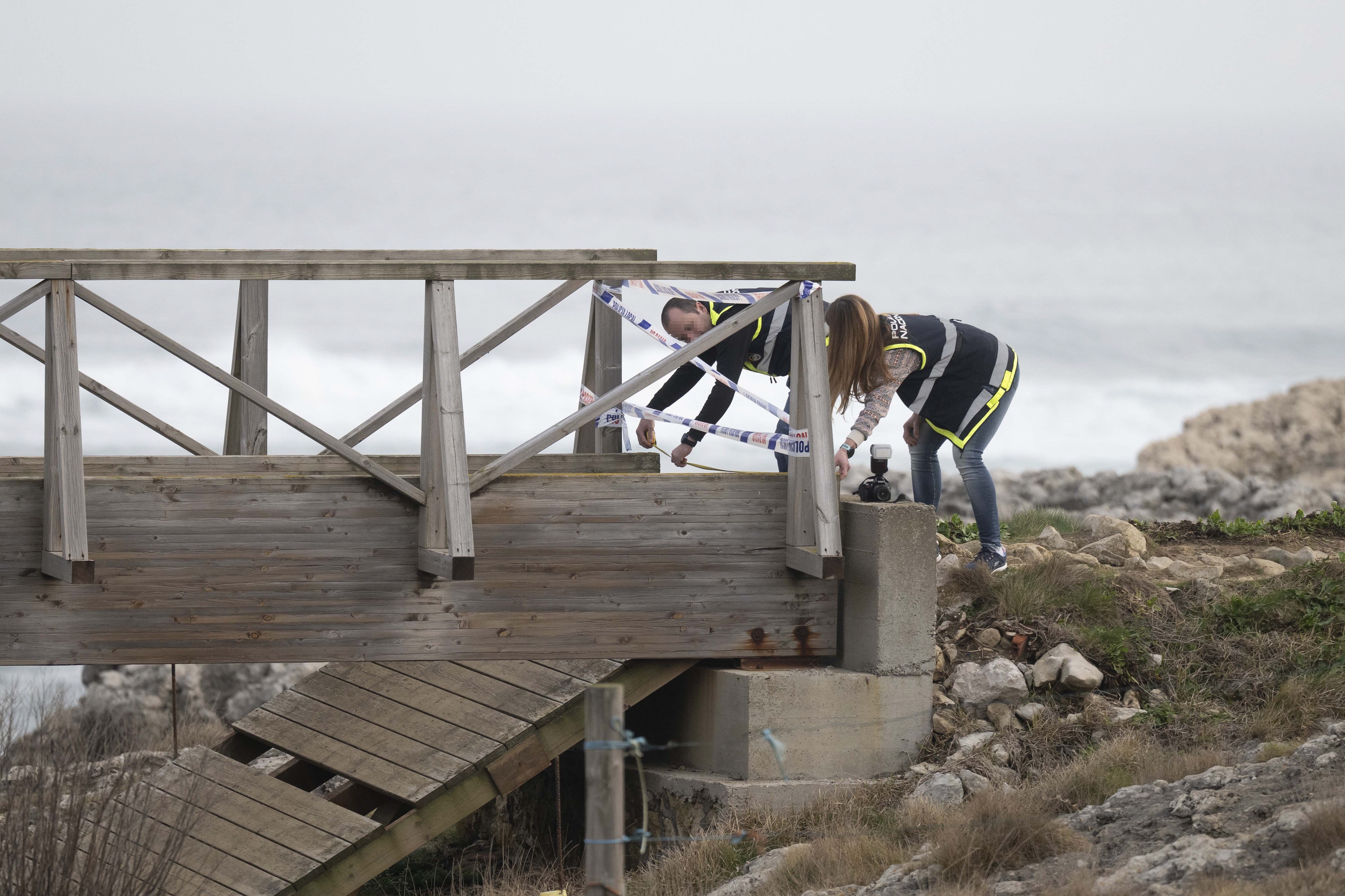 Bi polizia, pasabidea aztertzen, istripuaren ondoren. PEDRO PUENTE / EFE