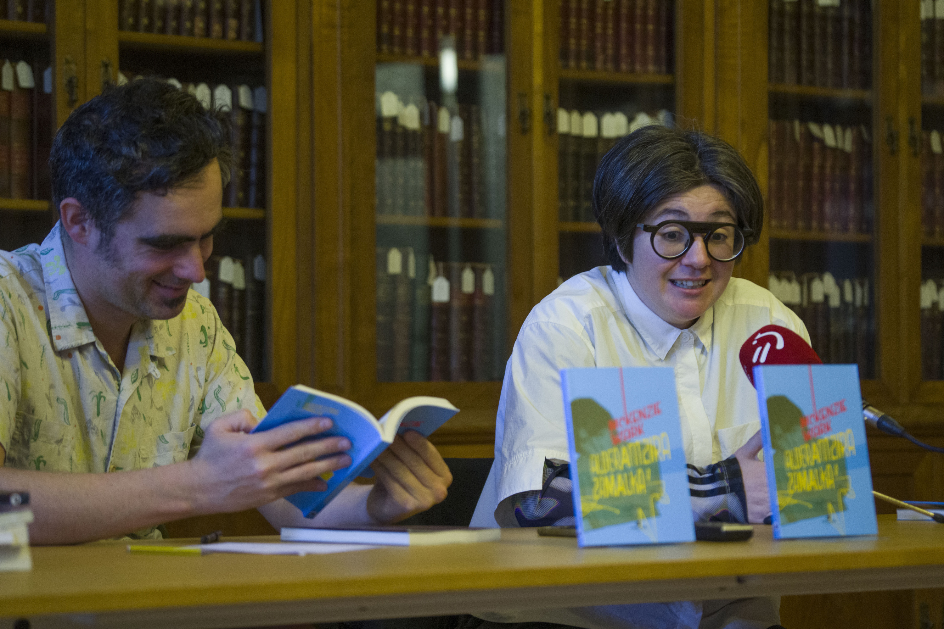 Hedoi Etxarte eta Danele Sarriugarte, 'Alderantzira zamalka' liburua eskuan dutela, gaur, Donostian. JON URBE / FOKU