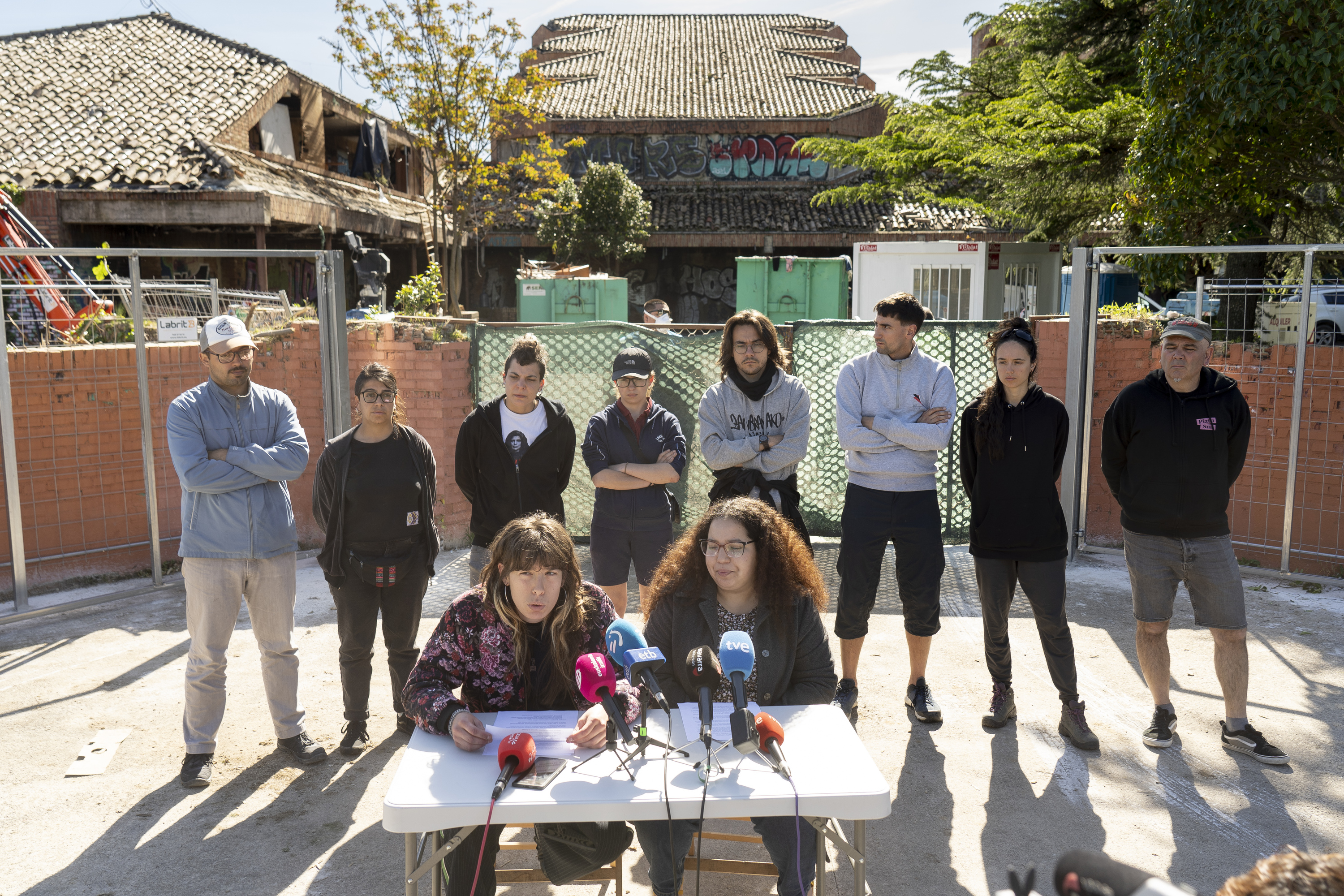 Negu Gorriak kolektiboko kideak, gaur, Arantzadin komentu zaharraren parean. IÑIGO URIZ / FOKU