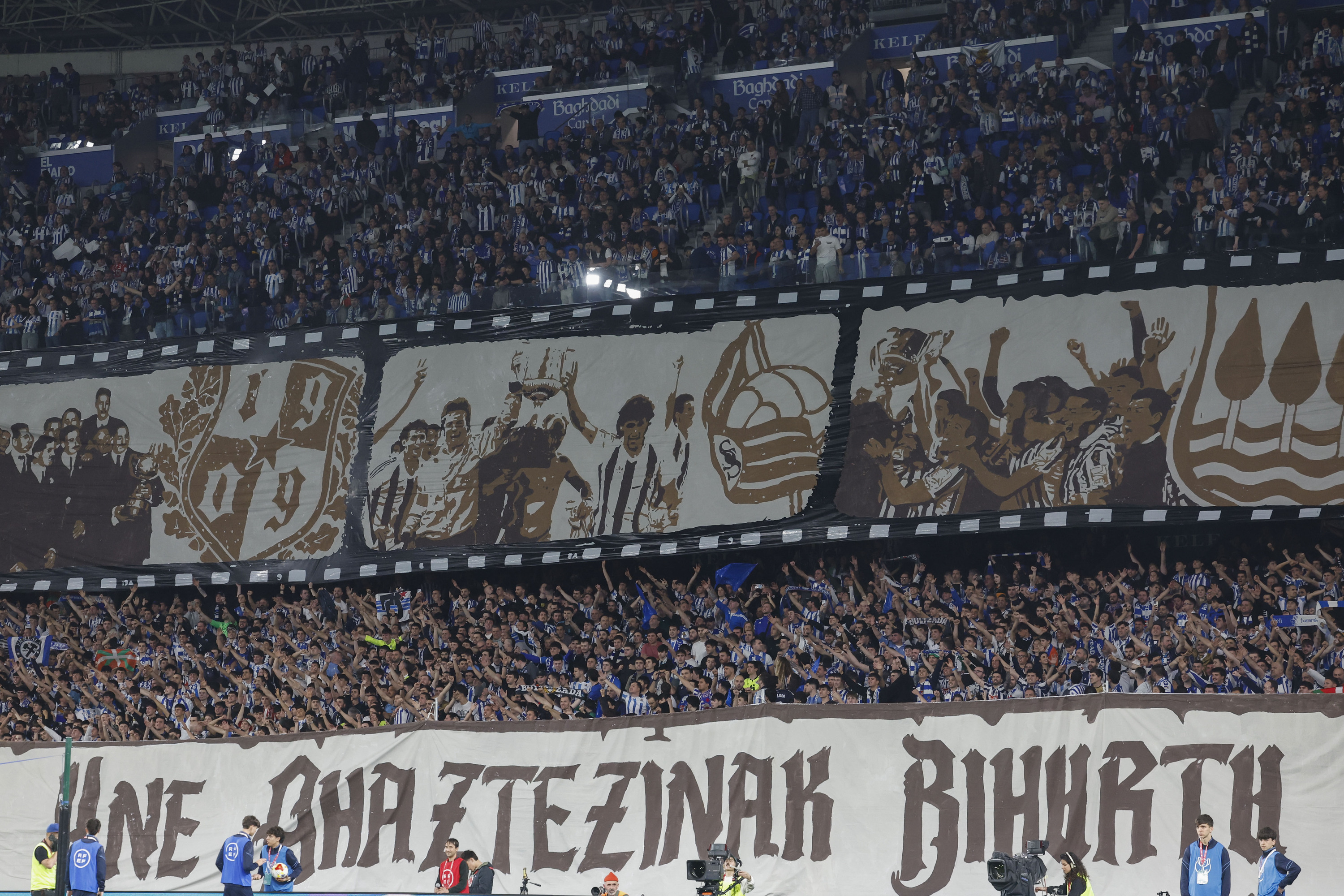 Realzaleek Athleticen aurkako finalerdietako partidan erakutsi zuten mosaikoa. JAVIER ETXEZARRETA / EFE