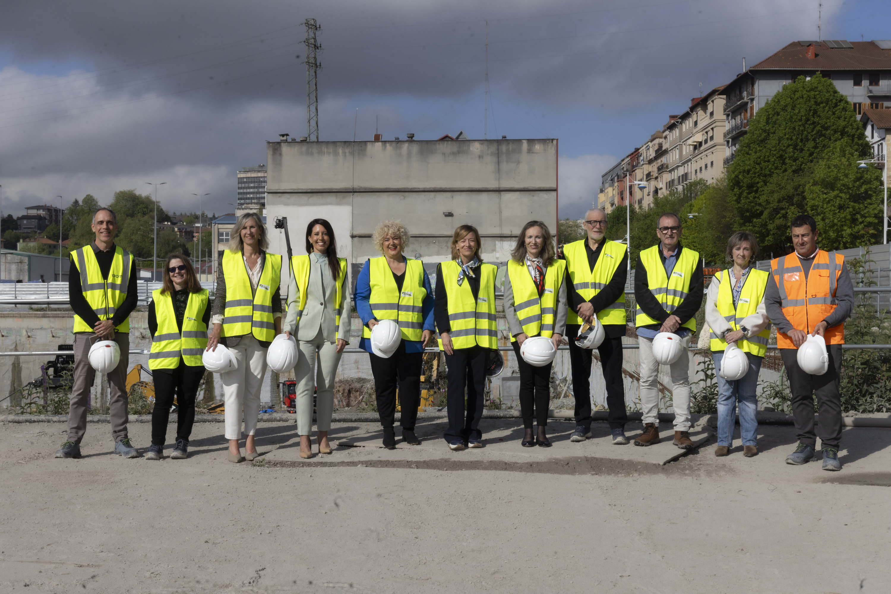 Gipuzkoako Foru Aldundiko eta Pasaiako Udaleko ordezkariak, gaur, Adinberri egoitza eraiki behar duten gunean, Pasaian. GIPUZKOAKO FORU ALDUNDIA