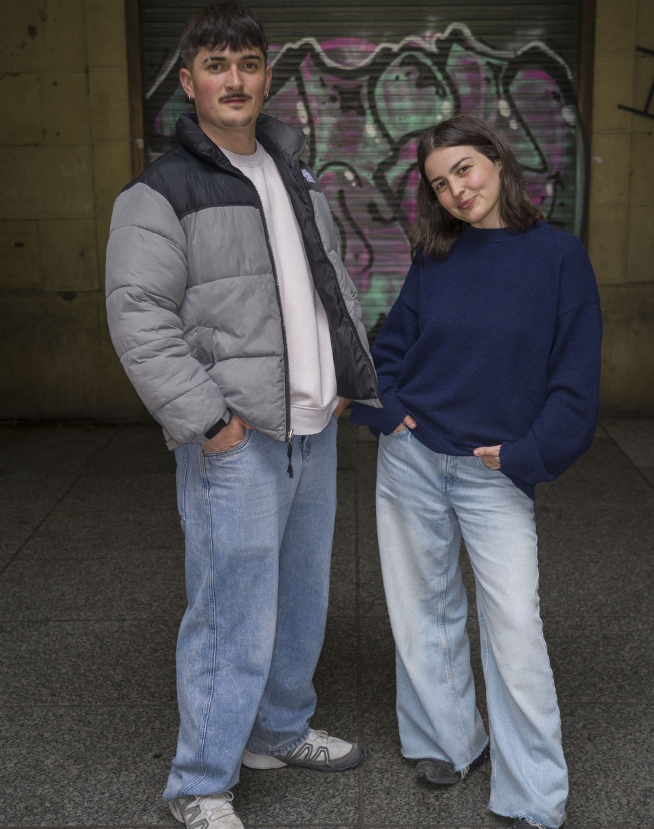 Iker Iribarren eta Ane Urresti "Resaka pasa" podcastaren gidariak