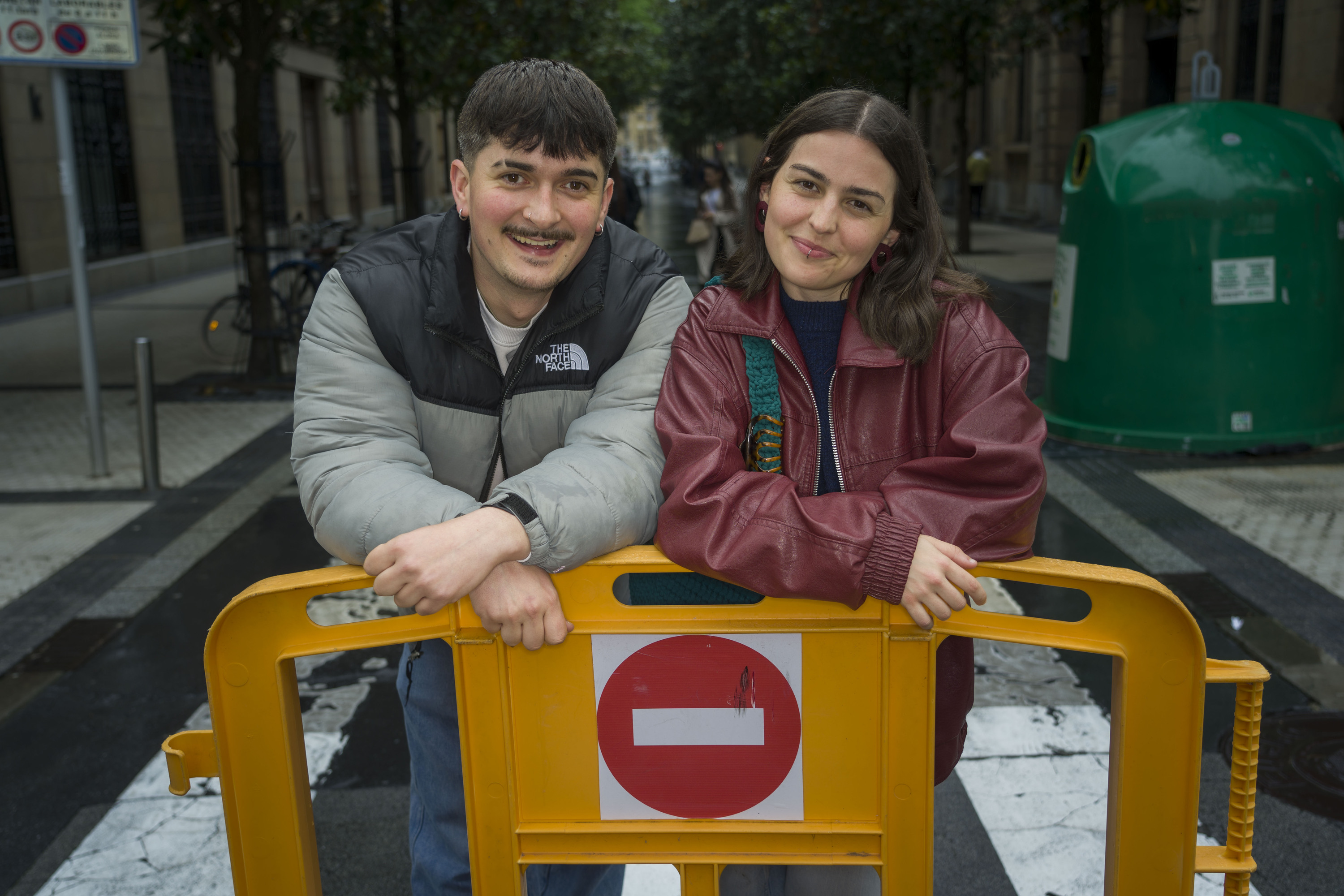 Iker Iribarren eta Ane Urresti 'Resaka pasa' podcastaren gidariak. JON URBE / FOKU