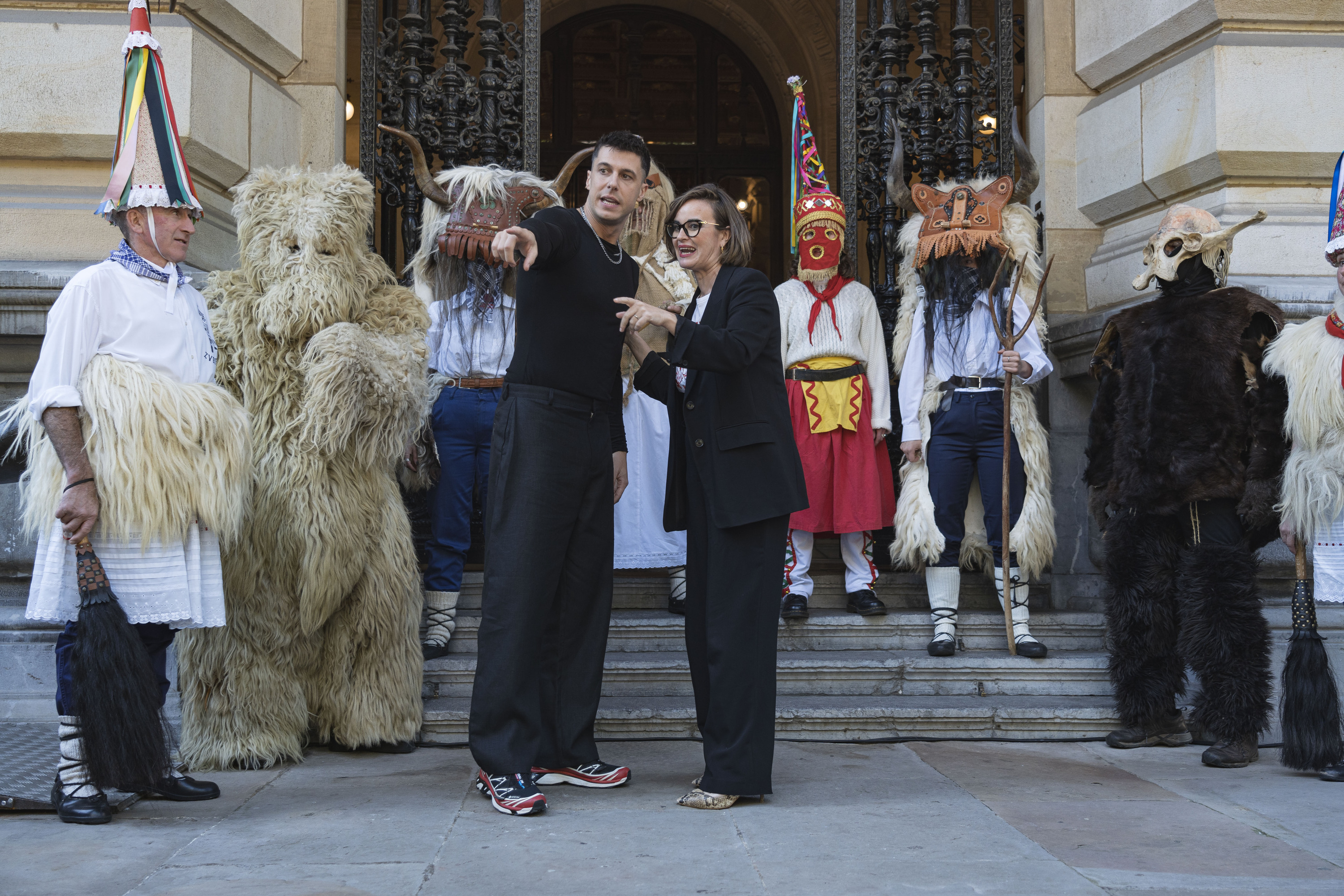 Pello Reparaz musikaria eta Elixabete Etxanobe Bizkaiko ahaldun nagusia, 'Mitoaroa III' emanaldien aurkezpenean, Bilbon. ARITZ LOIOLA / FOKU