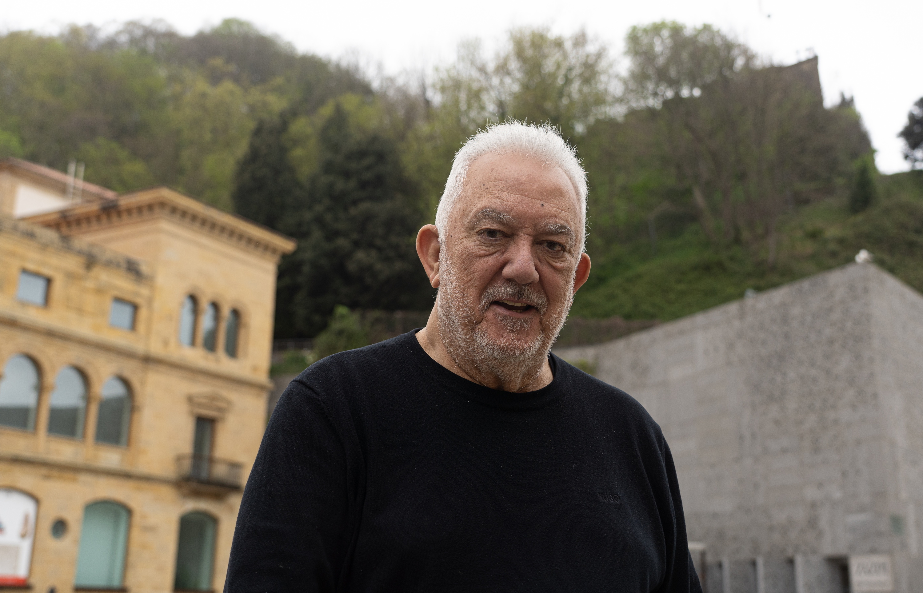 Imanol Uribe zinemagilea, Donostiako San Telmo museoaren parean, 2022ko irudi batean. JAGOBA MANTEROLA / FOKU