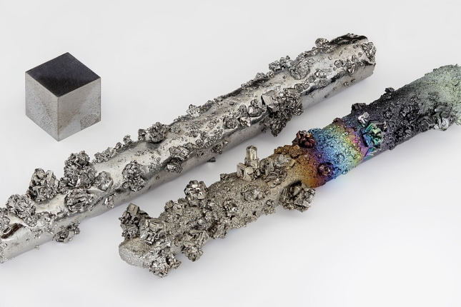 1280px Wolfram evaporated crystals and 1cm3 cube