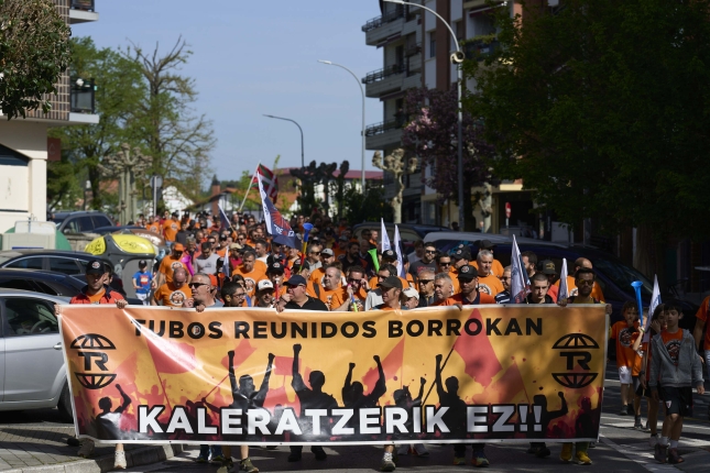 Tubos Reunidoseko langileak, Amurrion egindako manifestazio batean. ADRIAN RUIZ HIERRO / EFE