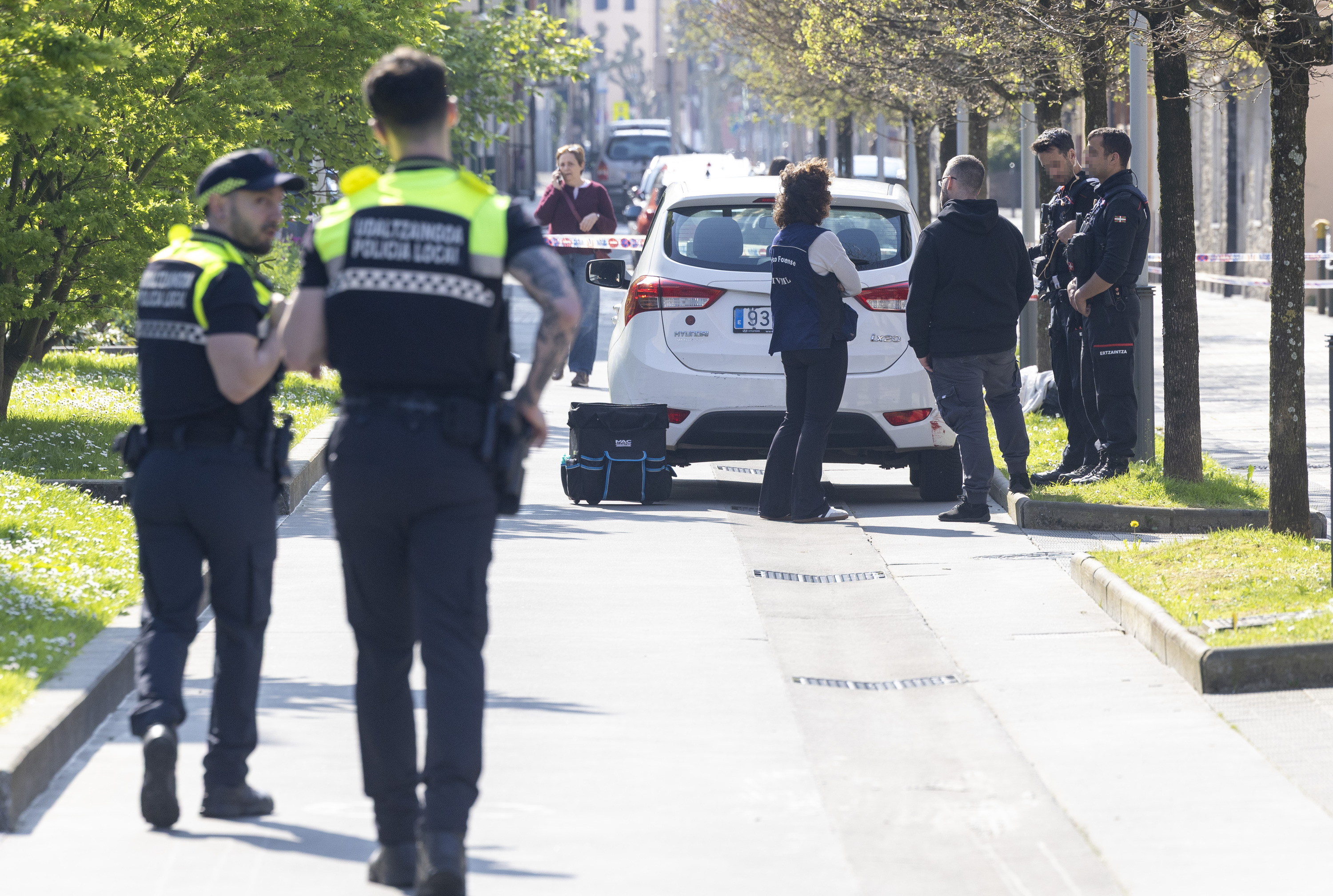 Udaltzaingoko eta Ertzaintzako agente batzuk, artxiboko irudi batean. JAVIER ETXEZARRETA / EFE