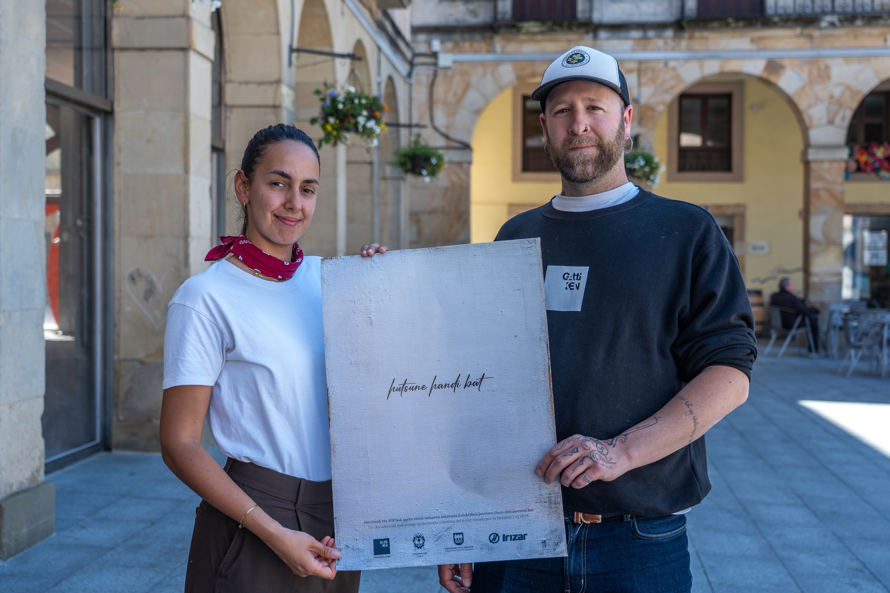 Anne Zufiaur eta Alex Areizaga, ostegunean, Zumarragako plazan. ANDONI CANELLADA / FOKU