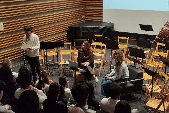 Eskerrean, zutik, Joaquin Maia musika eskolako zuzendari Luis Notario, eta eserita, Carla Garcia eta Rebeca Madurga. NAFARROAKO HITZA