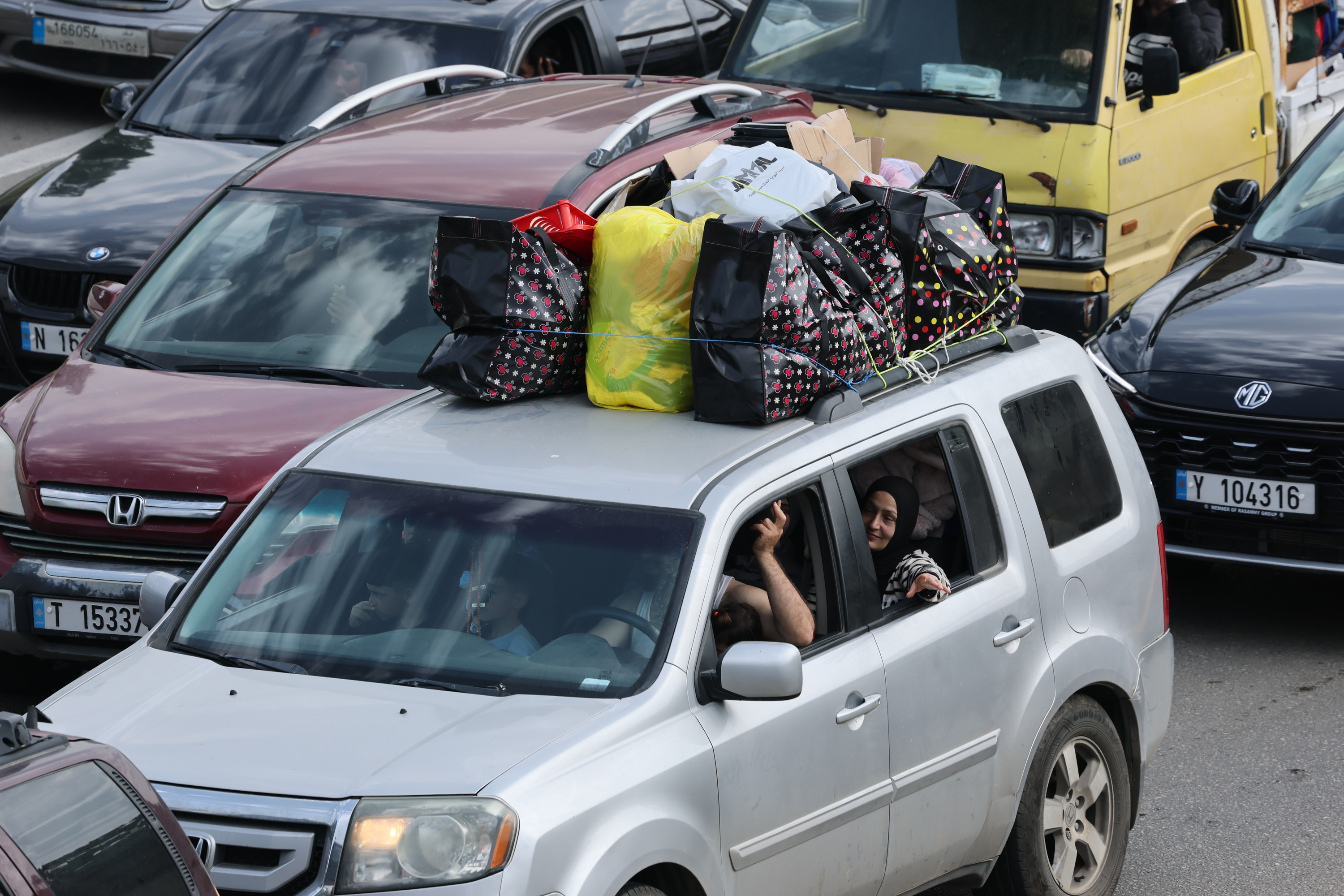 Desplazatutako herritarrak etxerantz itzultzen, Beirut hegoaldean, gaur. WAEL HAMZEH / EFE