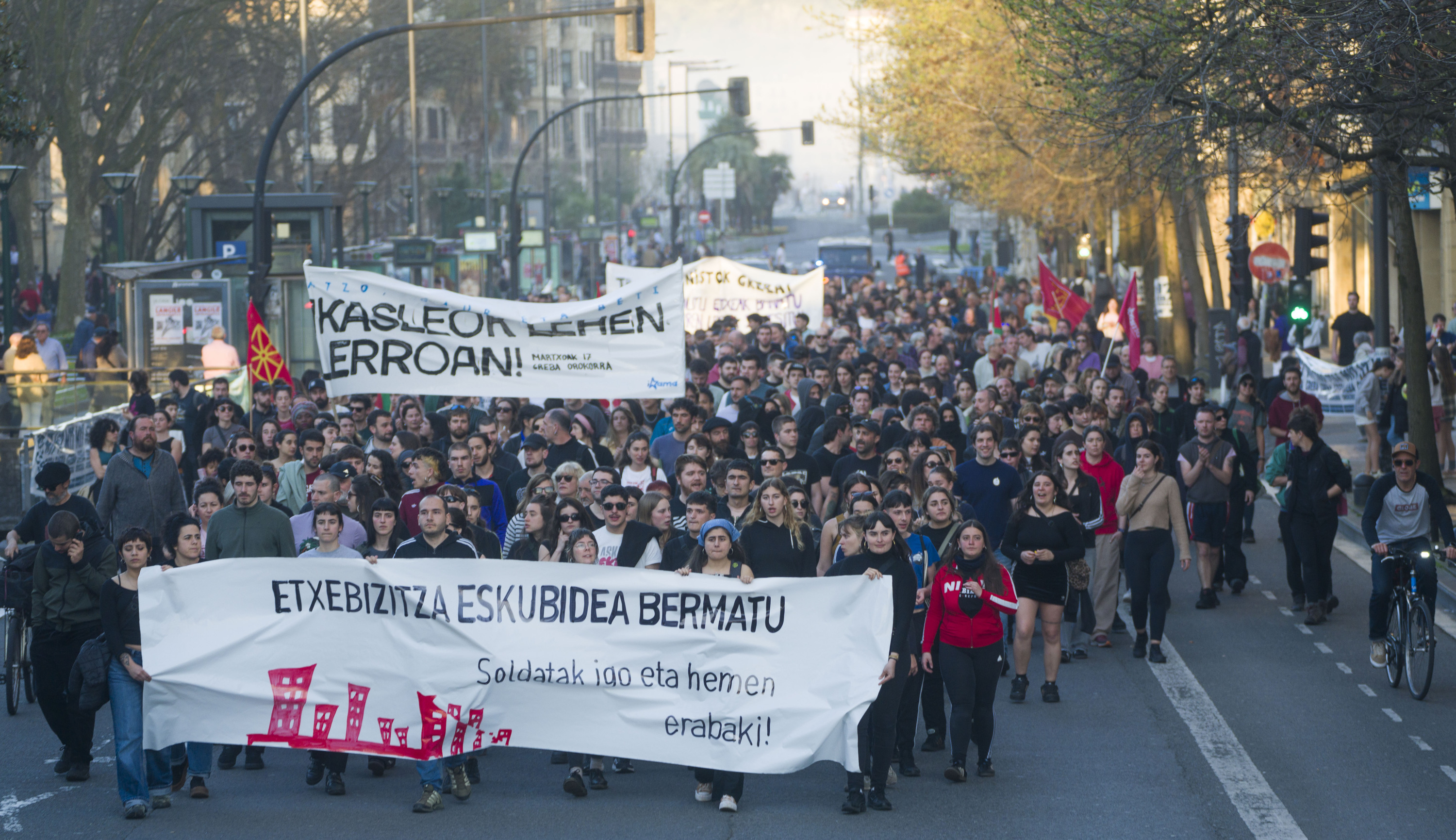 Etxebizitza eskubidearen aldeko blokea, martxoaren 17ko mobilizazioan, Donostian. JON URBE / FOKU