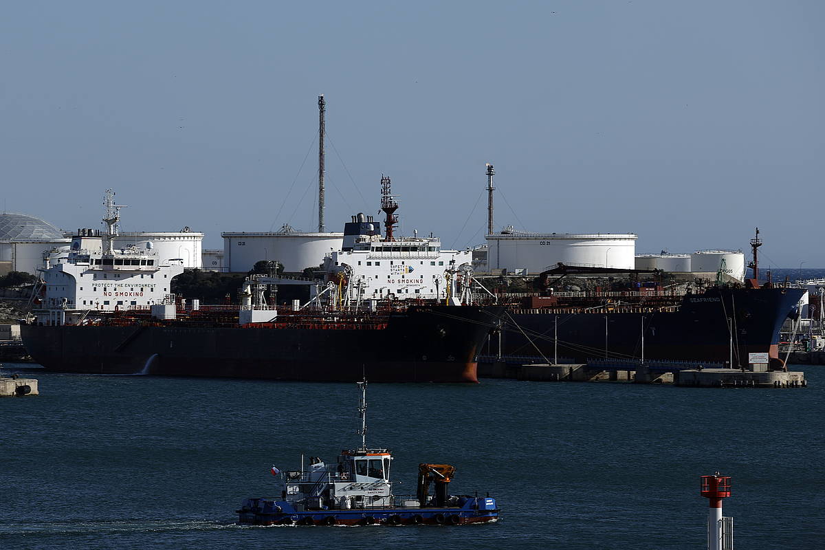 Petroliontzi bat zama deskargatzen, joan den asteartean, Martiguesko findegian (Frantzia). GUILLAUME HORCAJUELO / EFE