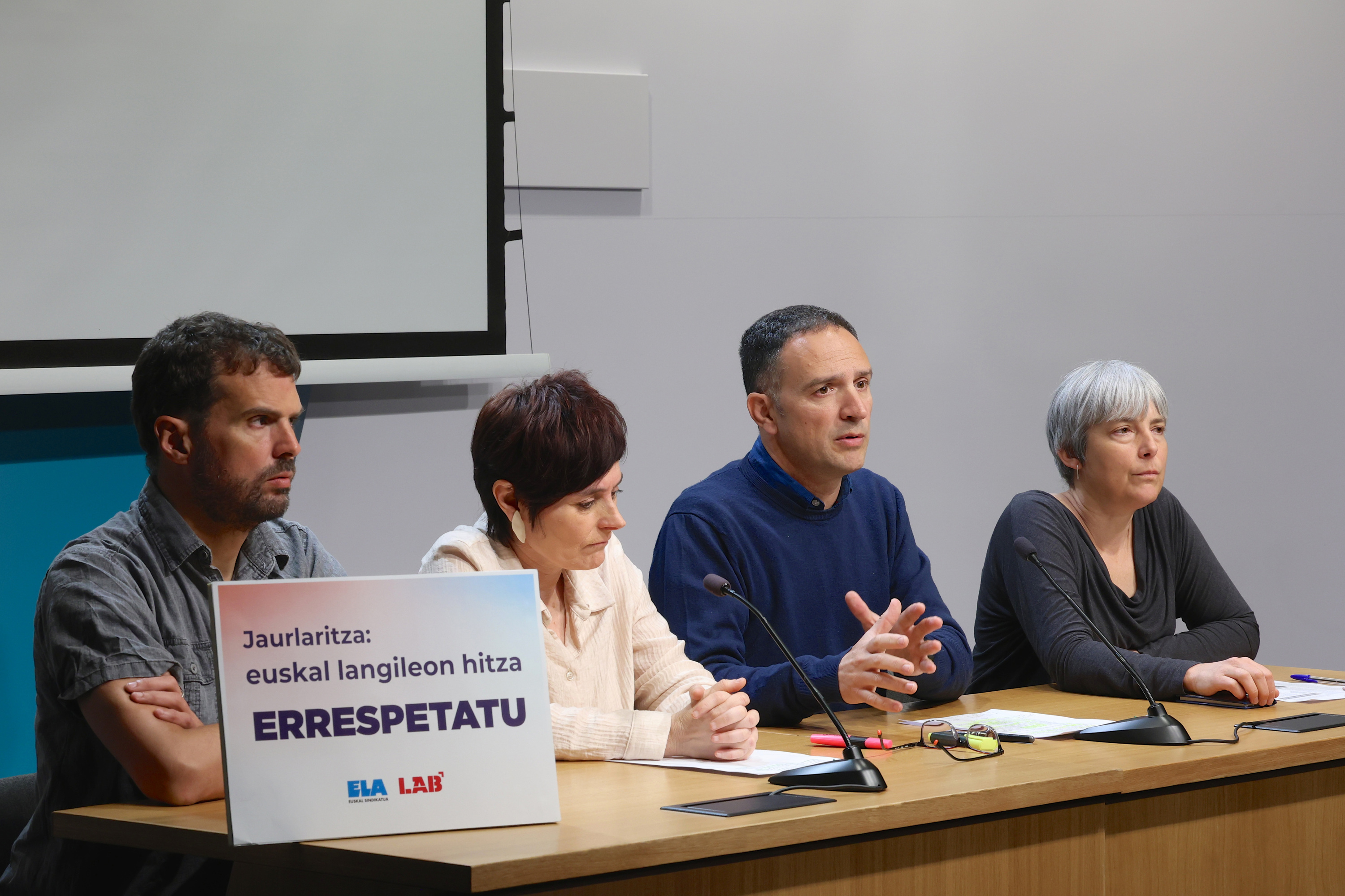 Ezkerretik, LABeko Igor Arroyo eta Garbiñe Aranburu, eta ELAko Mitxel Lakuntza eta Amaia Muñoa, gaur, Bilbon. OSKAR MATXIN EDESA / FOKU