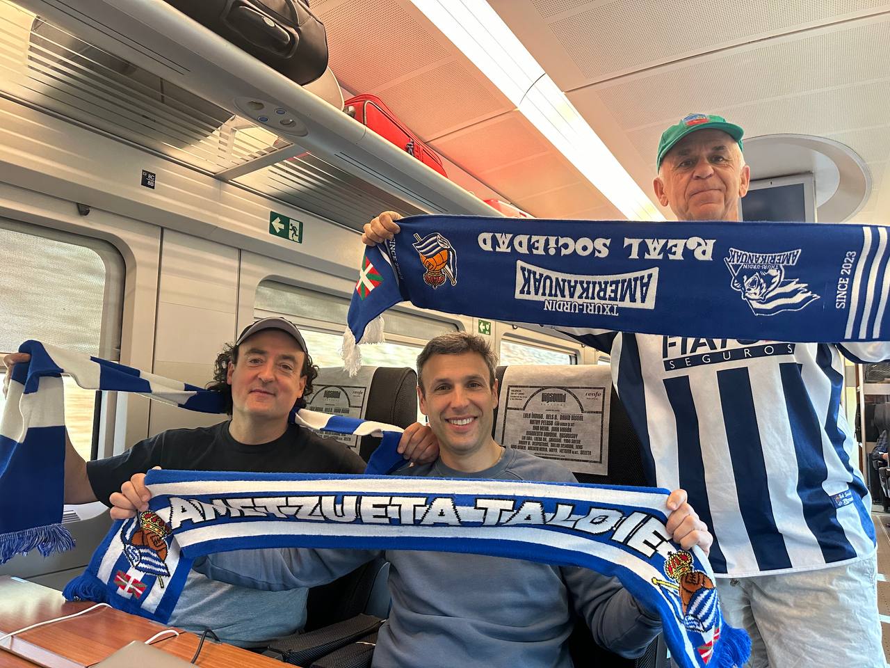 Realzaleak Sevillarako bidean. IÑAUT MATAUKO RADA / BERRIA