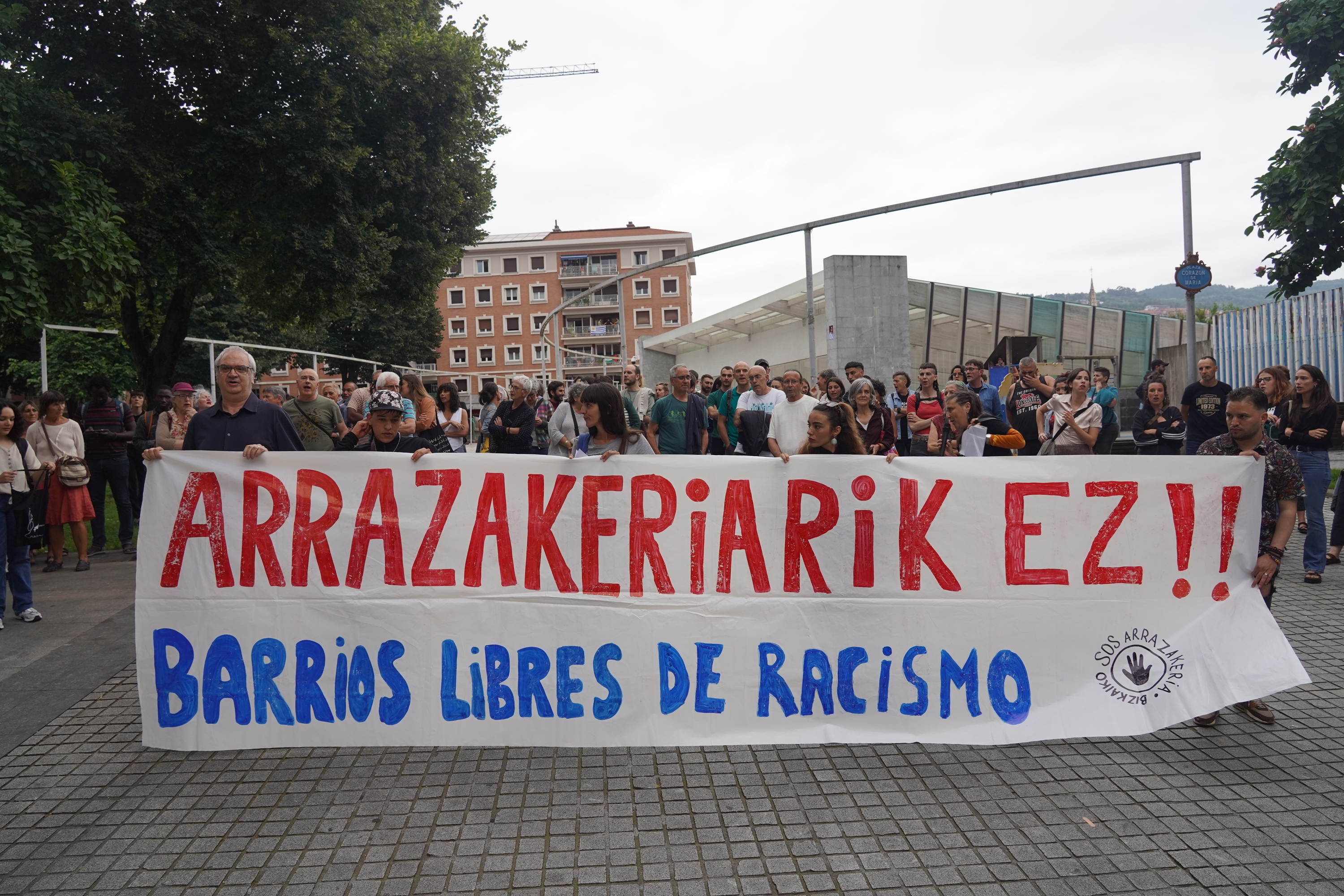 Arrazakeriaren kontrako manifestazio bat, Bilboko San Frantzisko auzoan. MONIKA DEL VALLE / FOKU