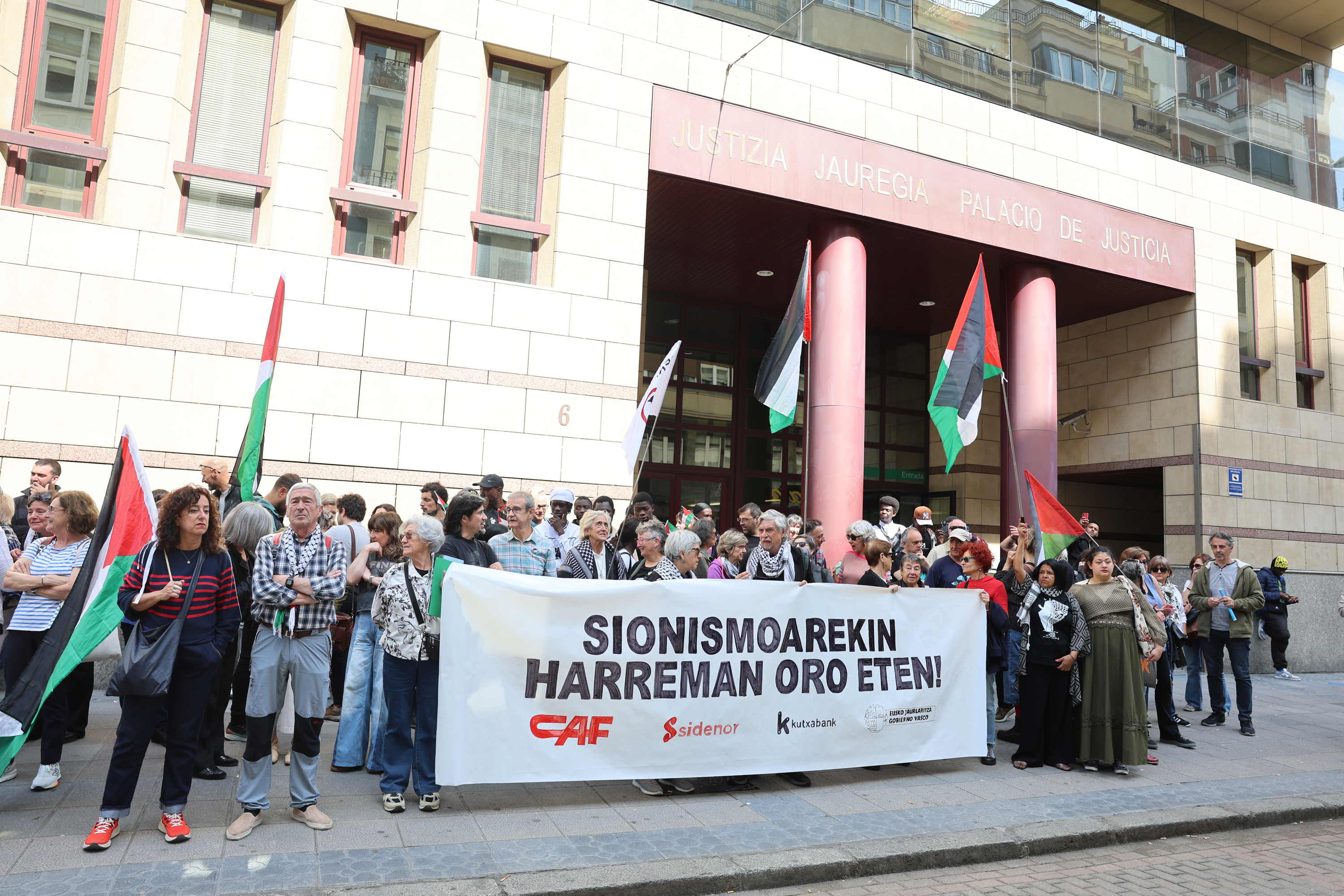 Elkarretaratzea, gaur, Bilboko epaitegien aurrean. OSKAR MATXIN EDESA / FOKU
