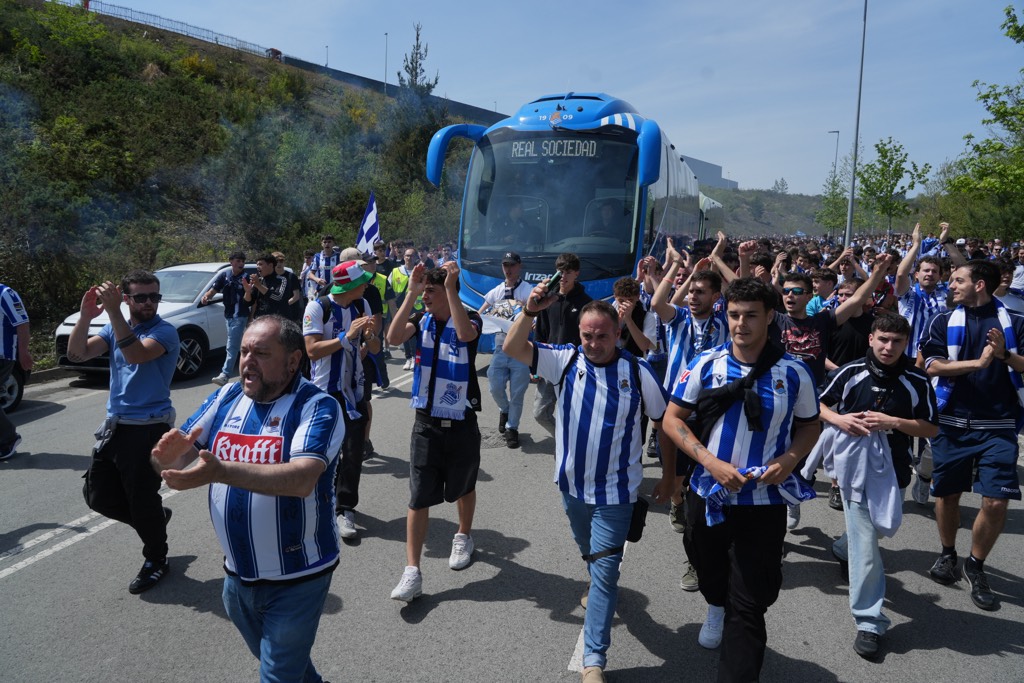 Realeko zaleak autobusa agurtzen, Zubietan. JON URBE / FOKU