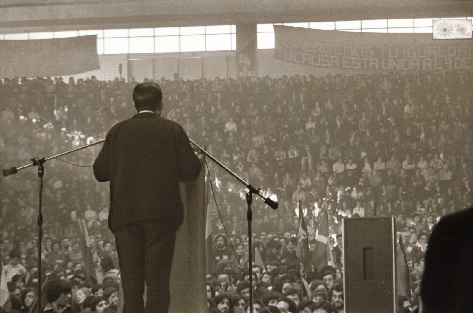 Apaiz lehenik, iraultzaile gero