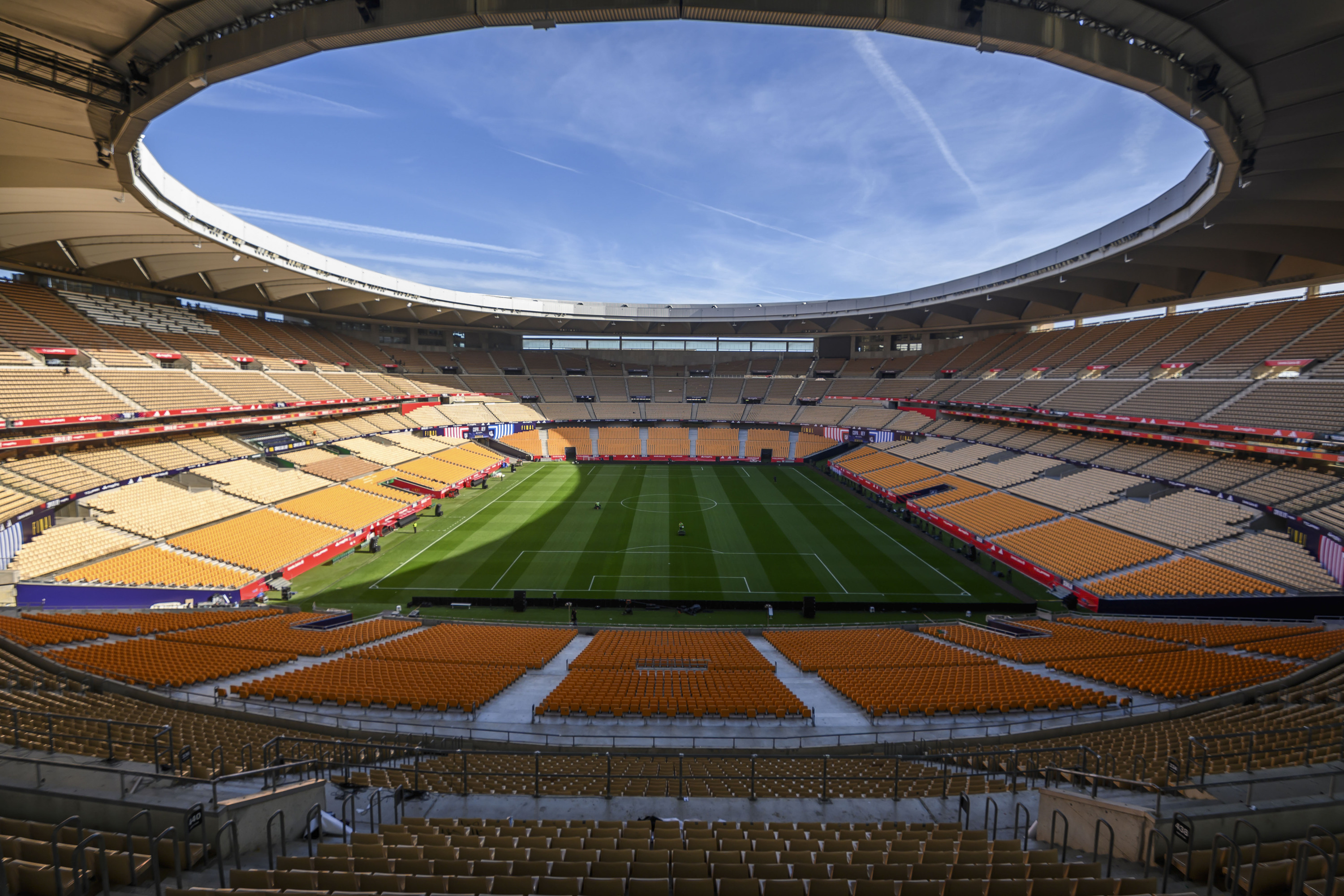 Sevillako Cartujako futbol zelaia hutsik, momentuz, partidarako prest. RAUL CARO / EFE