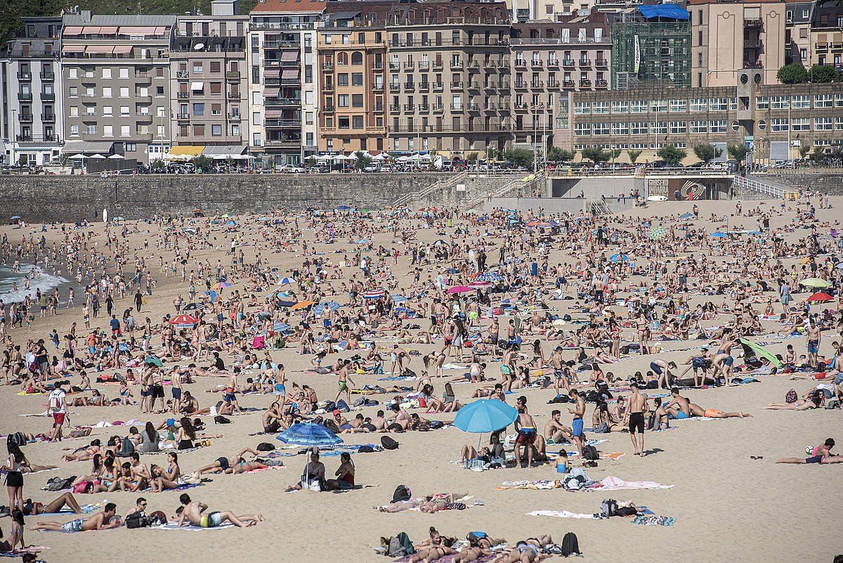 Donostiako Zurriola hondartza, atzo. GORKA RUBIO / FOKU.