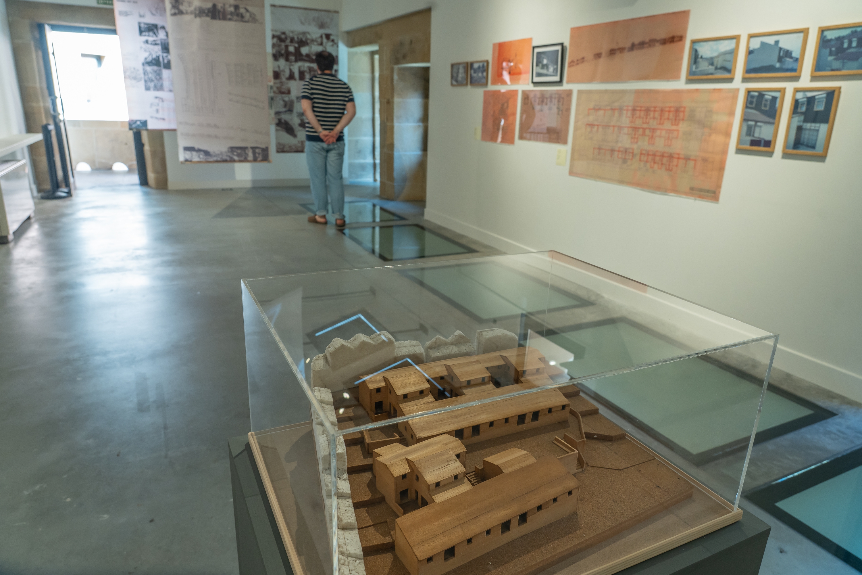 Portugalgo SAAL proiektuaren maketa eta kartelak, Euskadiko Arkitektura Institutuan. ANDONI CANELLADA / FOKU