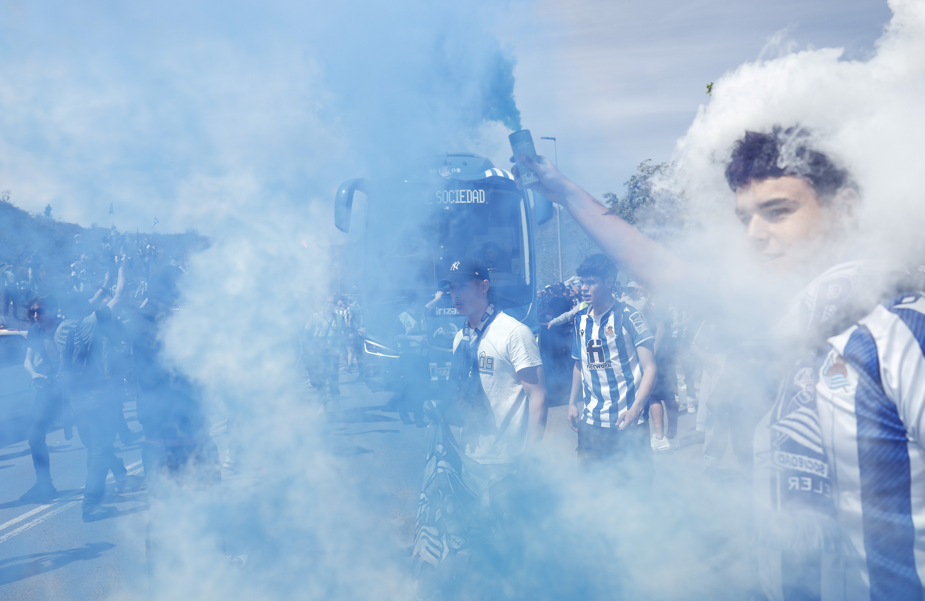 Realzaleak autobusa agurtzen, Zubietan. JUAN HERRERO / EFE