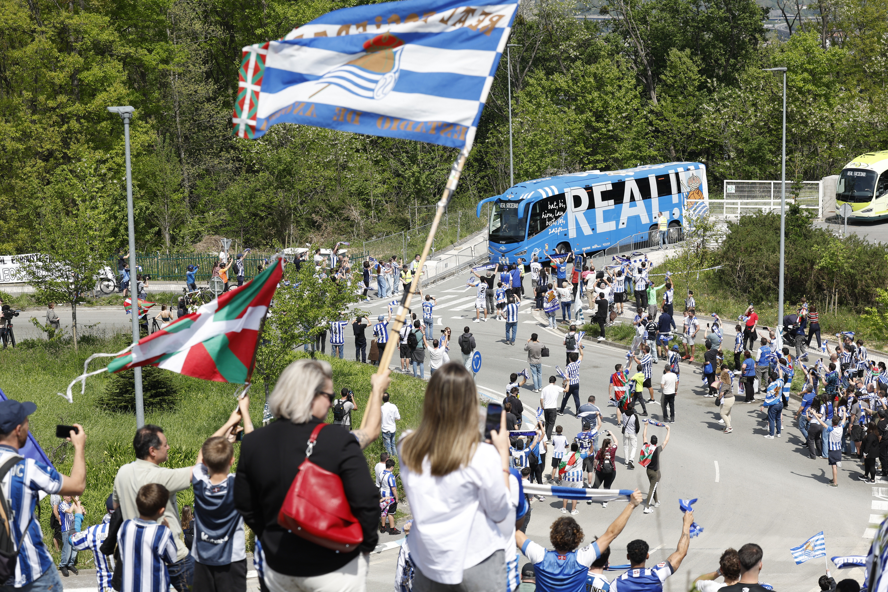 Realzaleak autobusa agurtzen, Zubietan. JUAN HERRERO / EFE