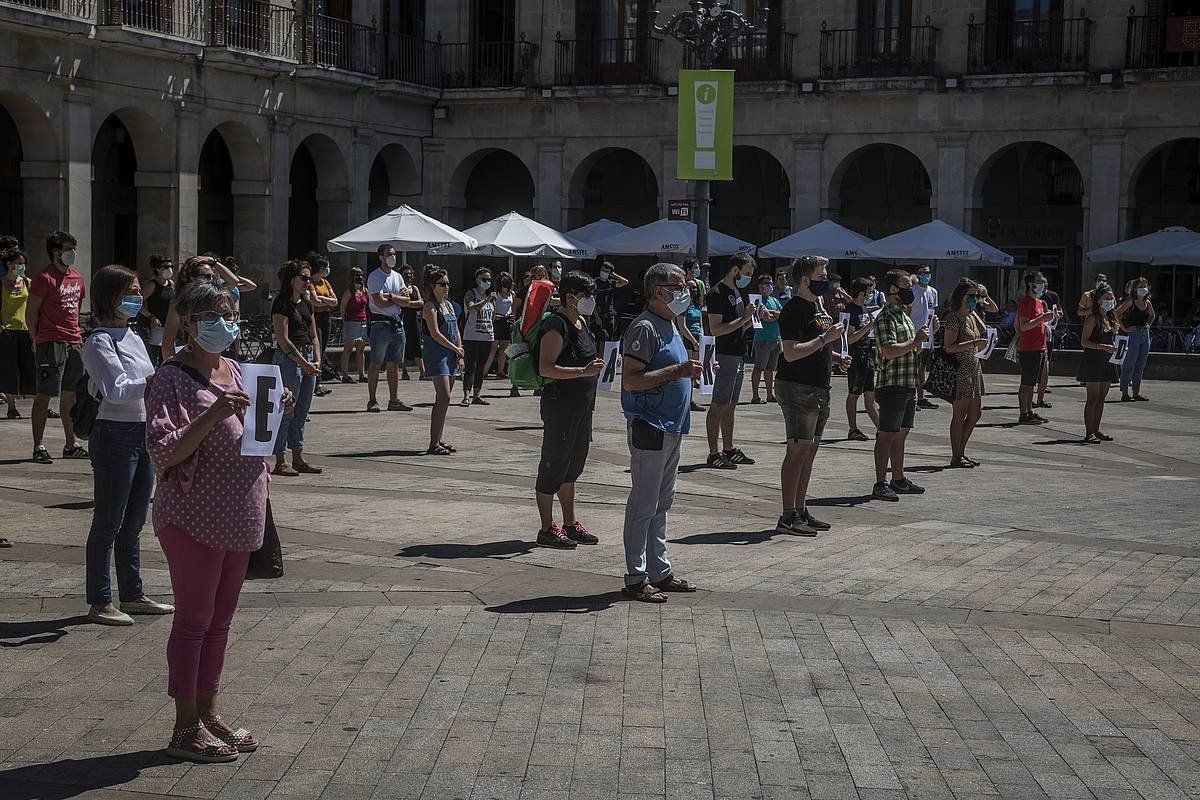 Batera-ko kideek agerraldia egin dute gaur, Gasteizko Plaza Berrian. JAIZKI FONTANEDA/ FOKU