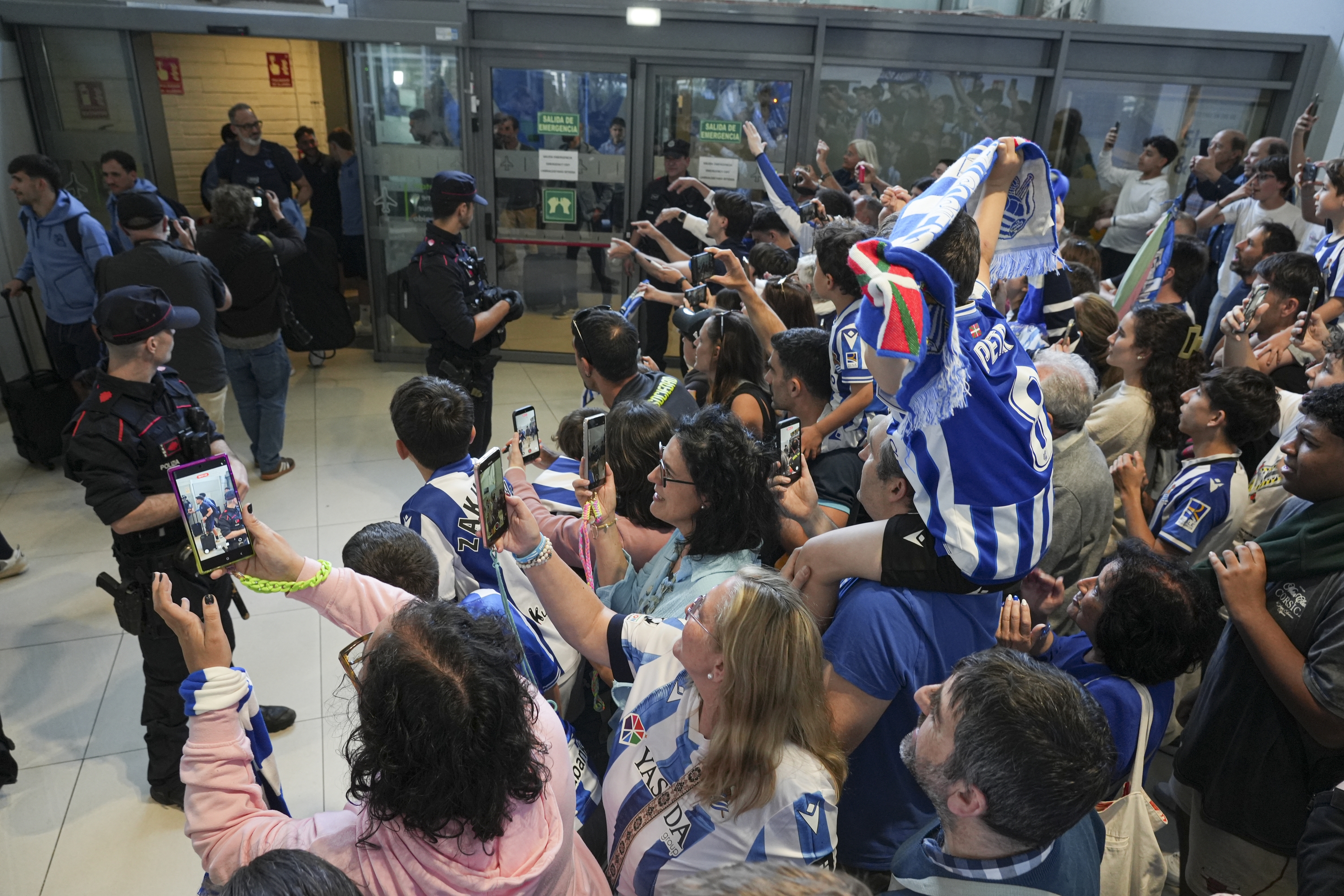 Realzaleak jokalariekin Hondarribiko aireportuan. JAGOBA MANTEROLA / FOKU