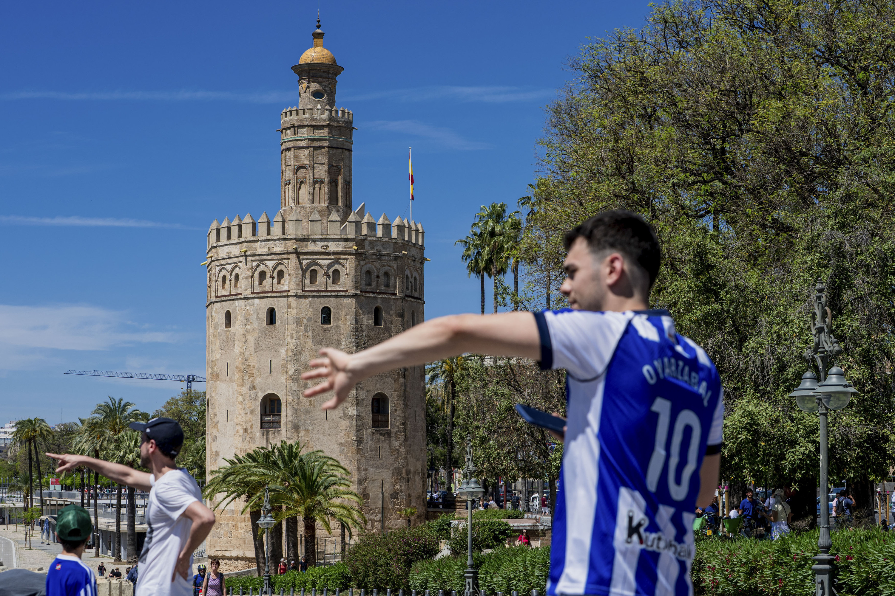 Realzaleak Sevillan, Pico del Loro eraikinaren aurrean. MAURI BUHIGAS / EFE