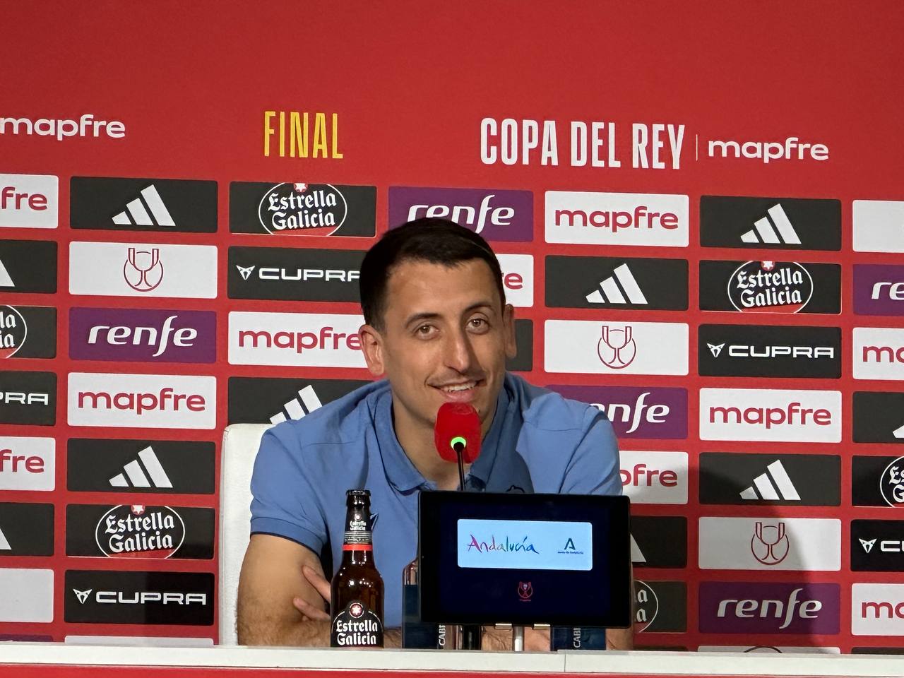 Mikel Oiartzabal Realeko kapitaina partida baino lehenagoko prentsaurrekoan. AINARA RODIL