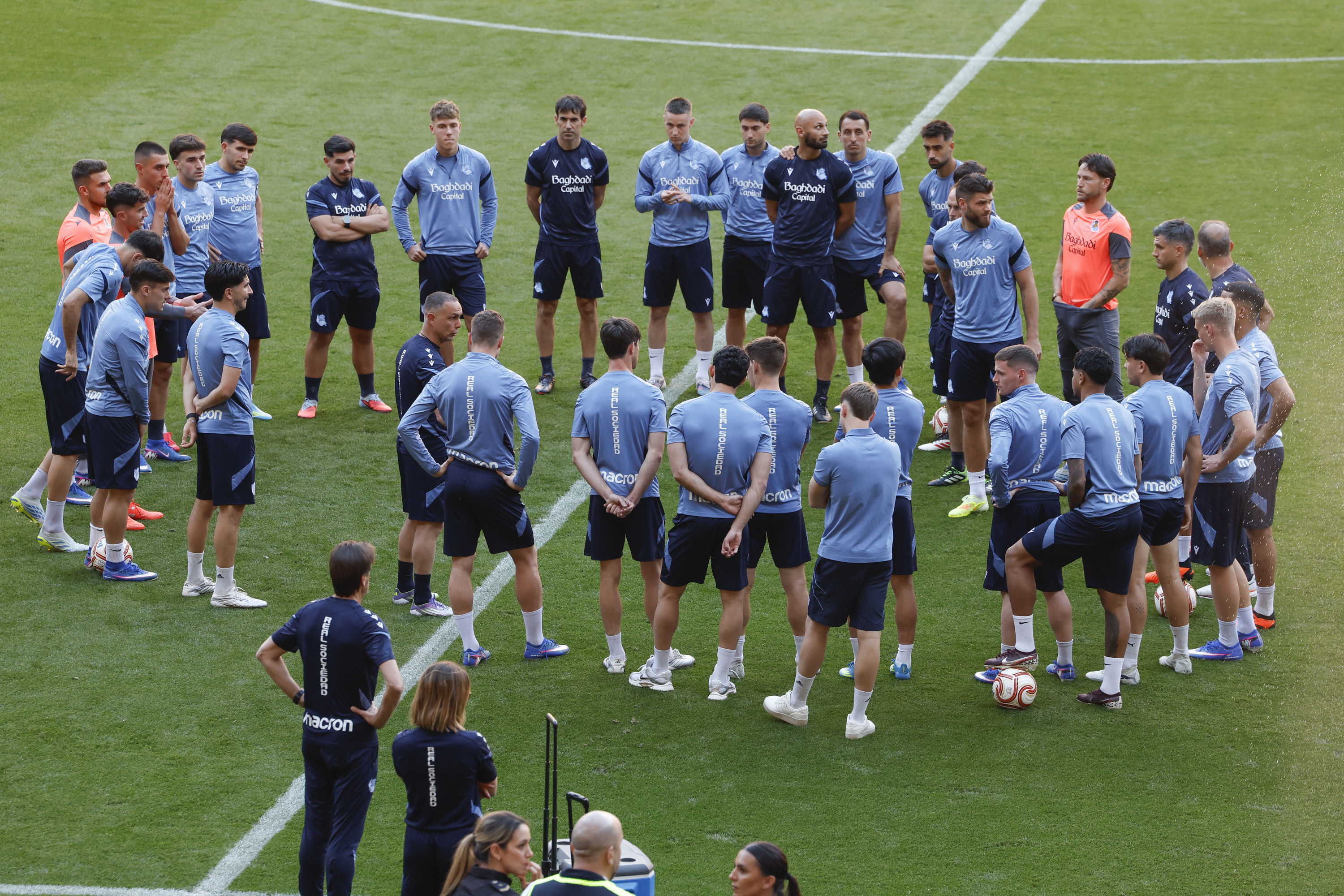 Realeko jokalariak, atzo, finalaren aurreko azken entrenamendua hasi aurretik. JULIO MUÑOZ / EFE