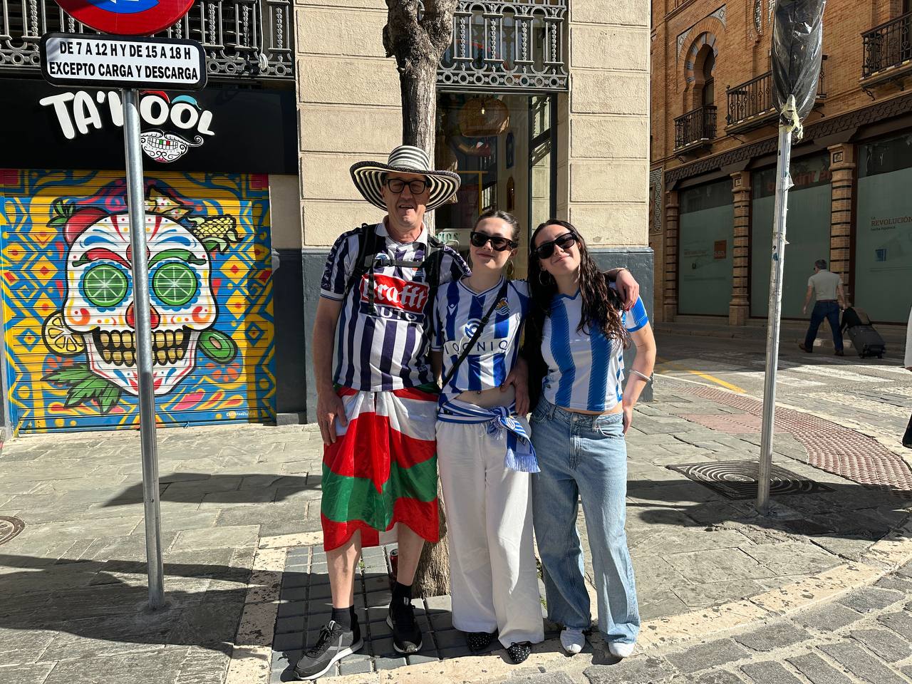 Realzaleak Sevillako kaleetan. AINARA RODIL
