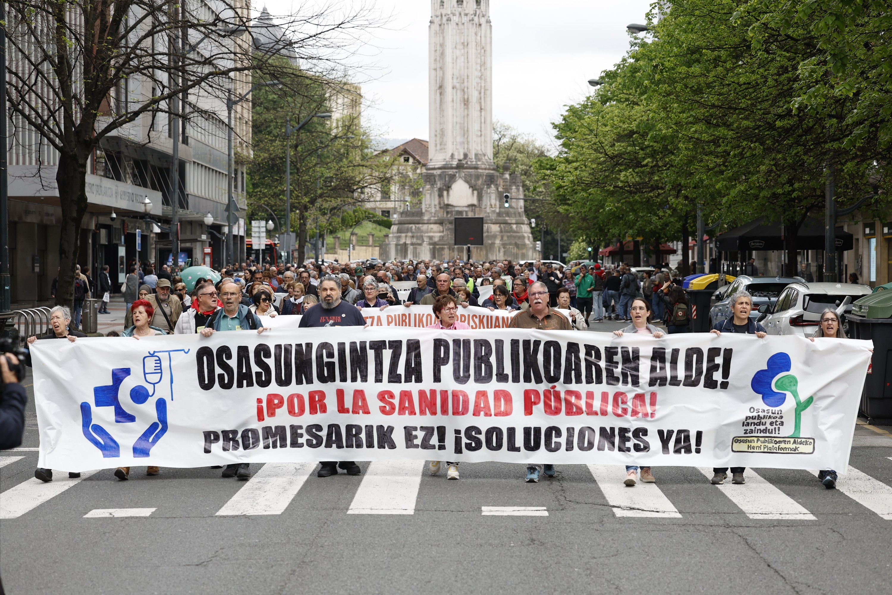 Osasun publikoaren aldeko Bilboko manifestazioko pankarta. MIGUEL TOÑA / EFE
