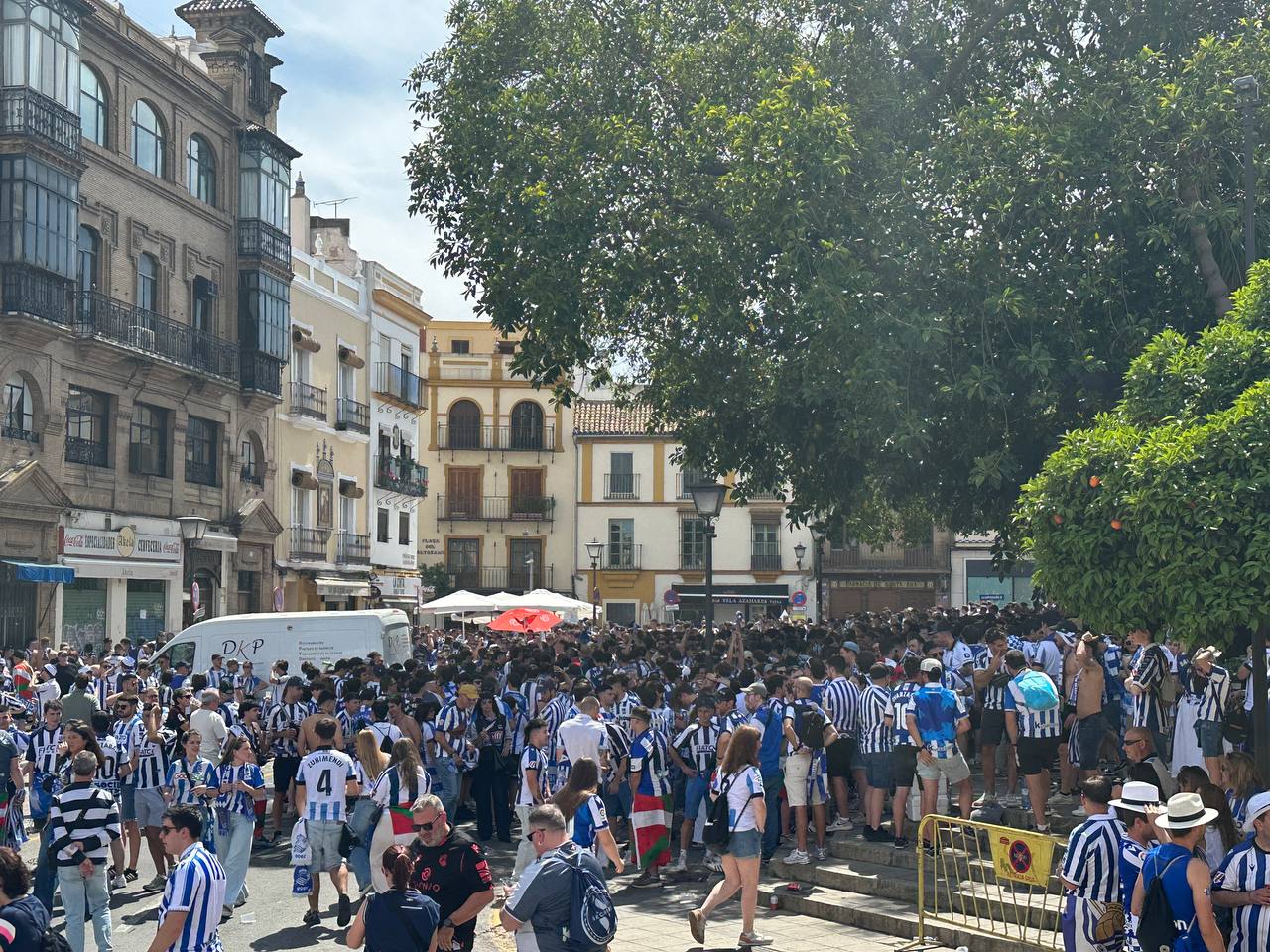 Trianako Altozano plaza larunbat arratsaldean. AINARA RODIL / BERRIA