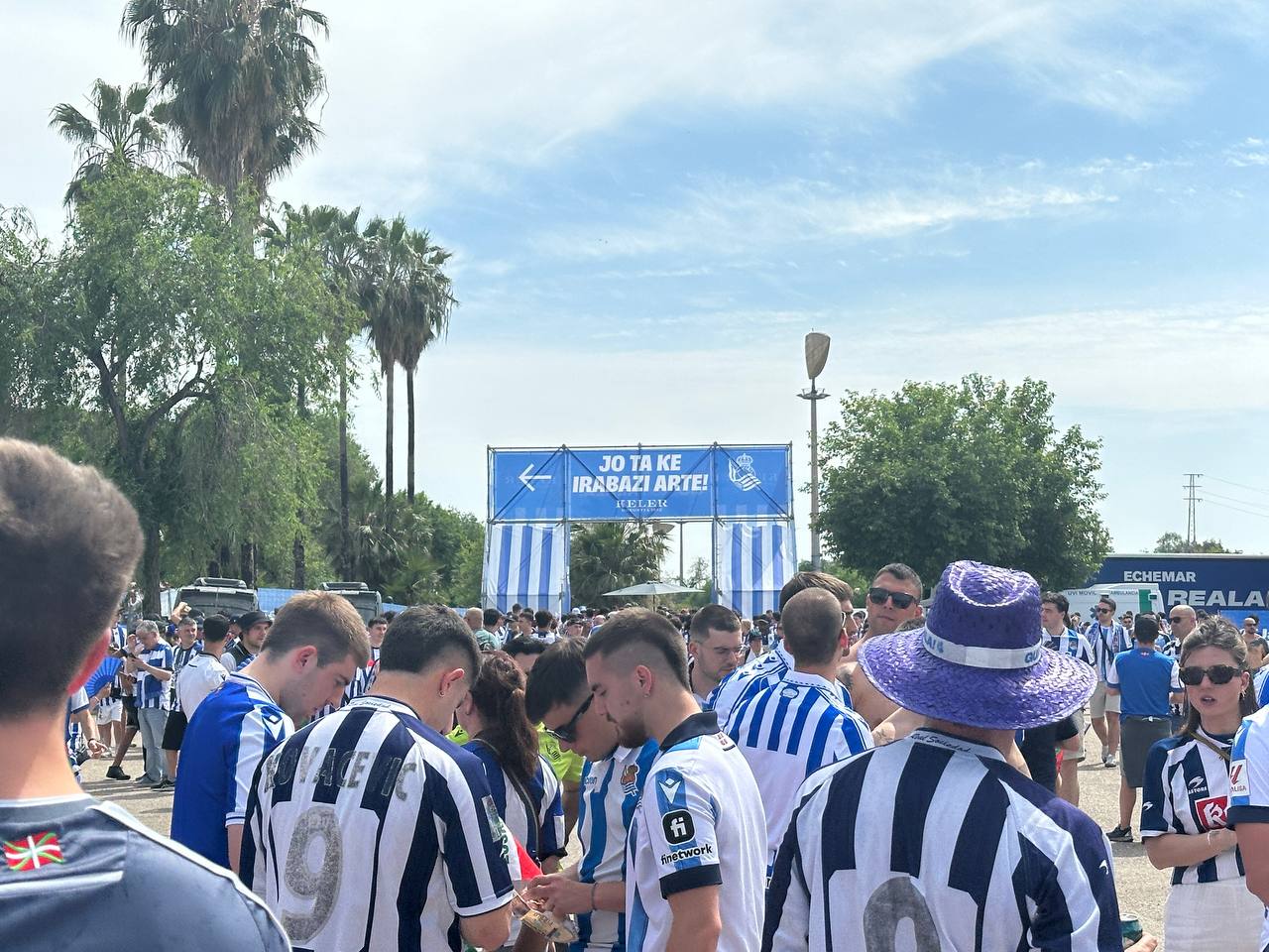 Realeko zaleen gunea, jendez lepo. AINARA RODIL / BERRIA