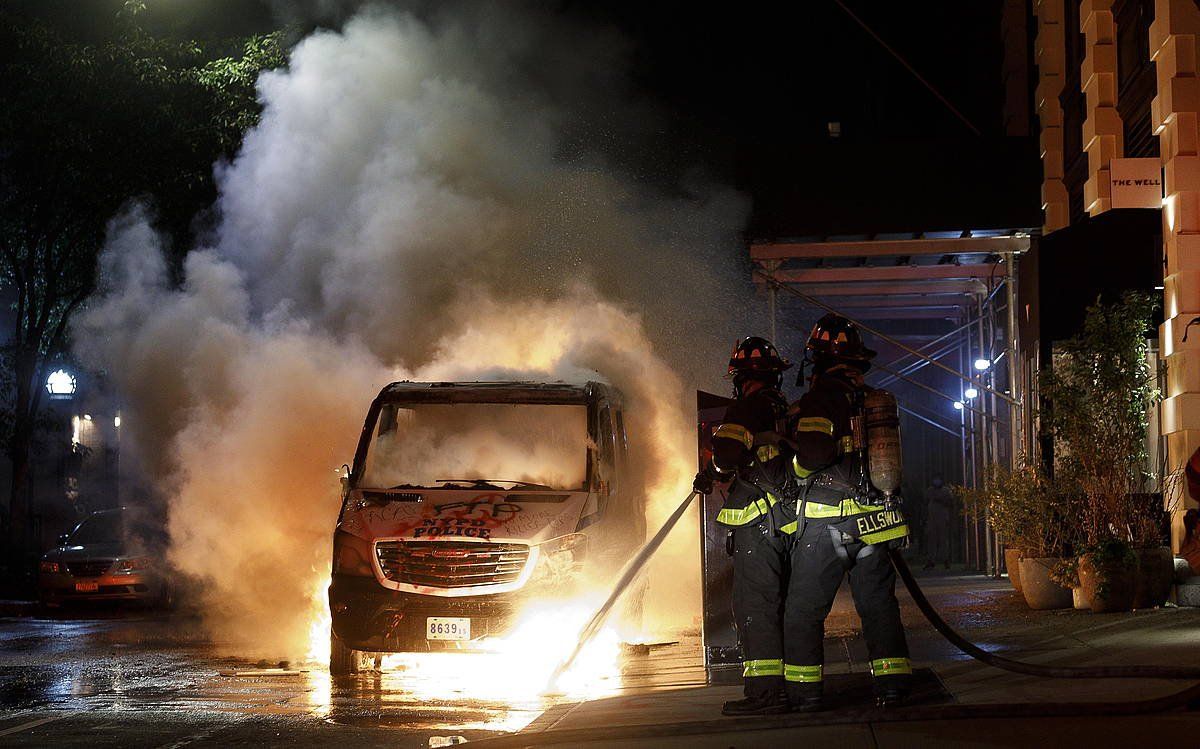 Poliziaren auto bat sutan, New Yorken. JUSTIN LANE, EFE